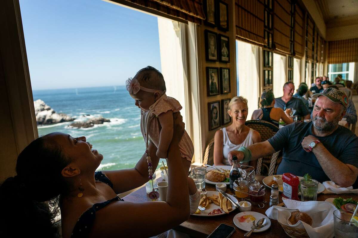 2019年8月，一家人在太平洋上标志性的悬崖别墅吃午餐。