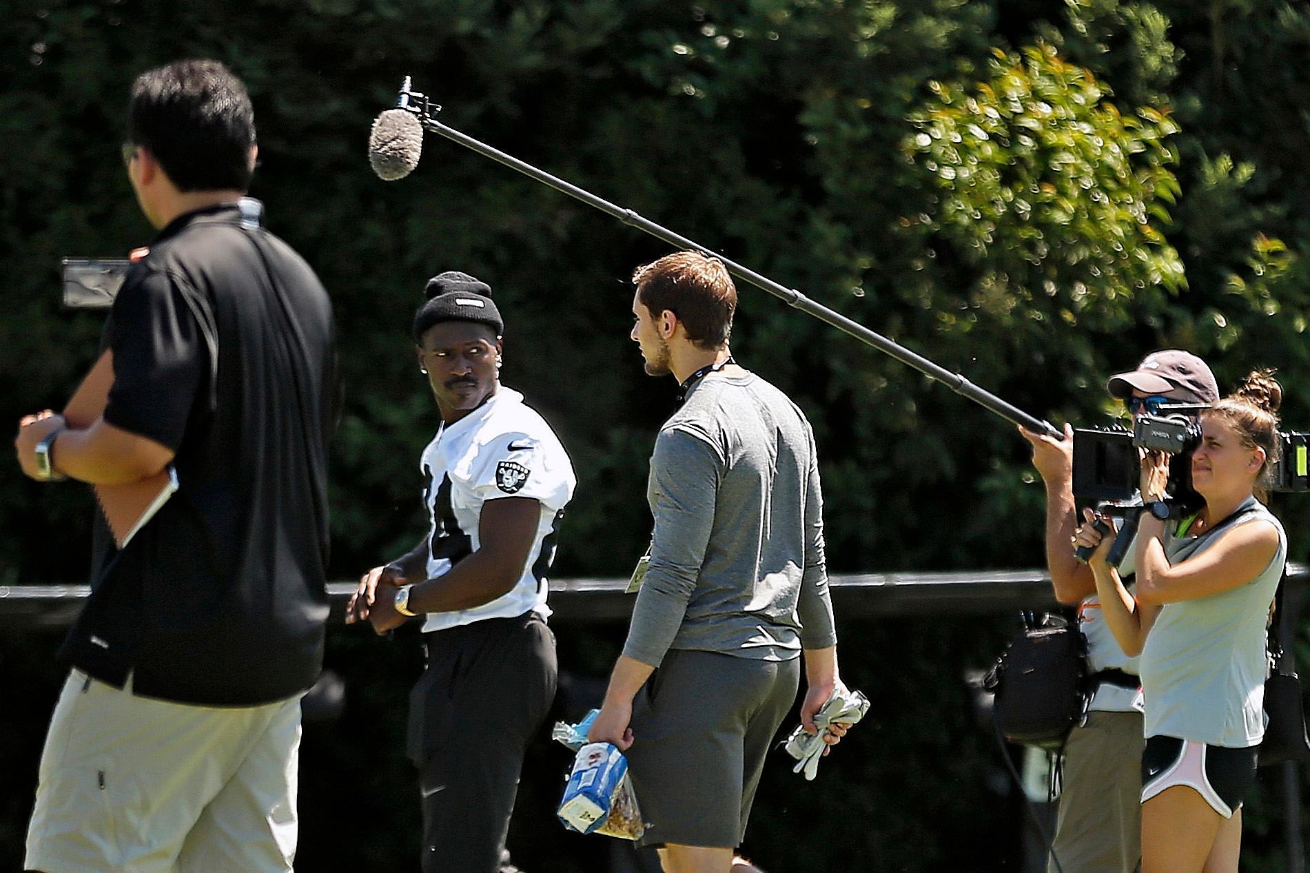 Antonio Brown tried to sneak his old helmet into Raiders' practice