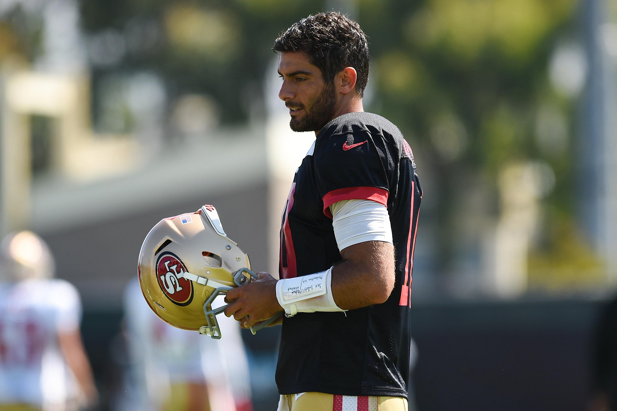 49ers Garoppolo matches feat of Joe Montana, Steve Young