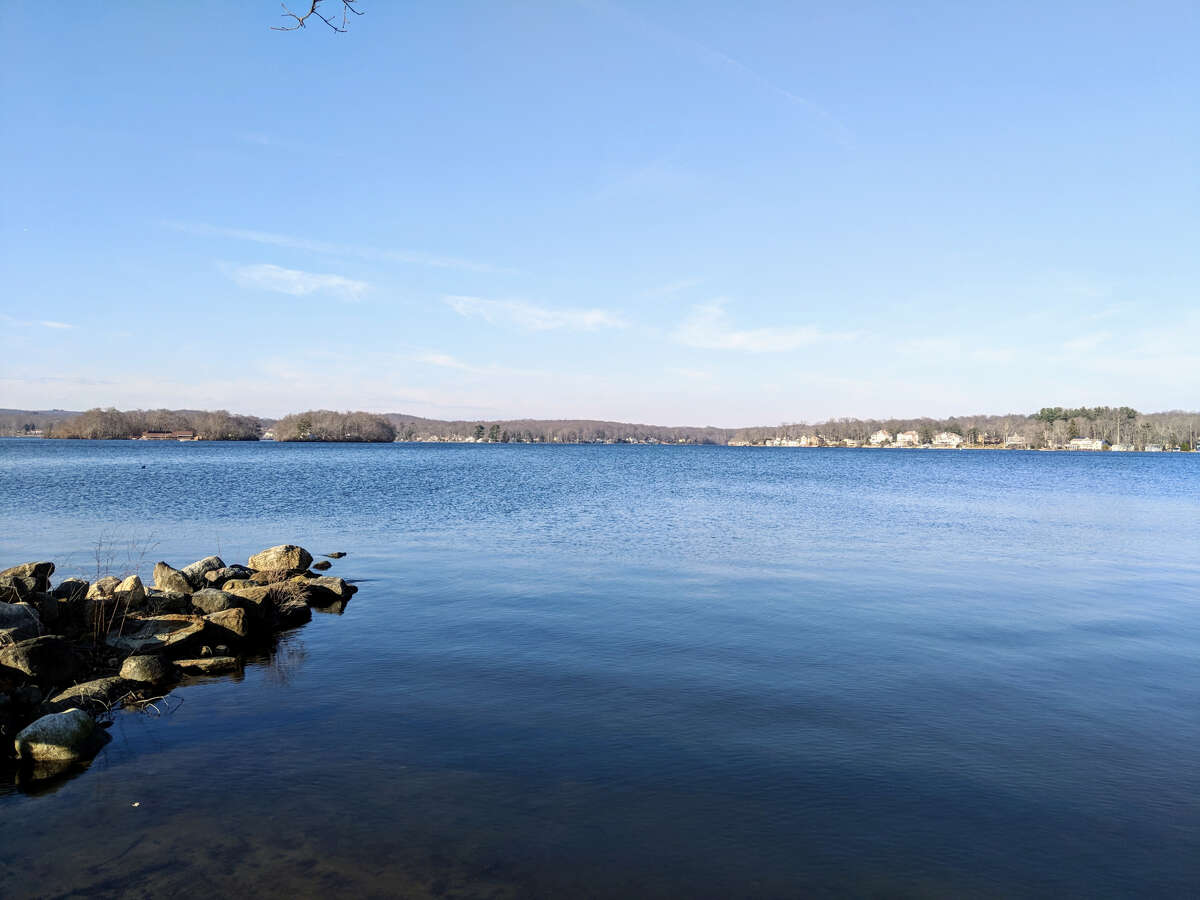 Lake Pocotopaug residents East Hampton should borrow to clear algae