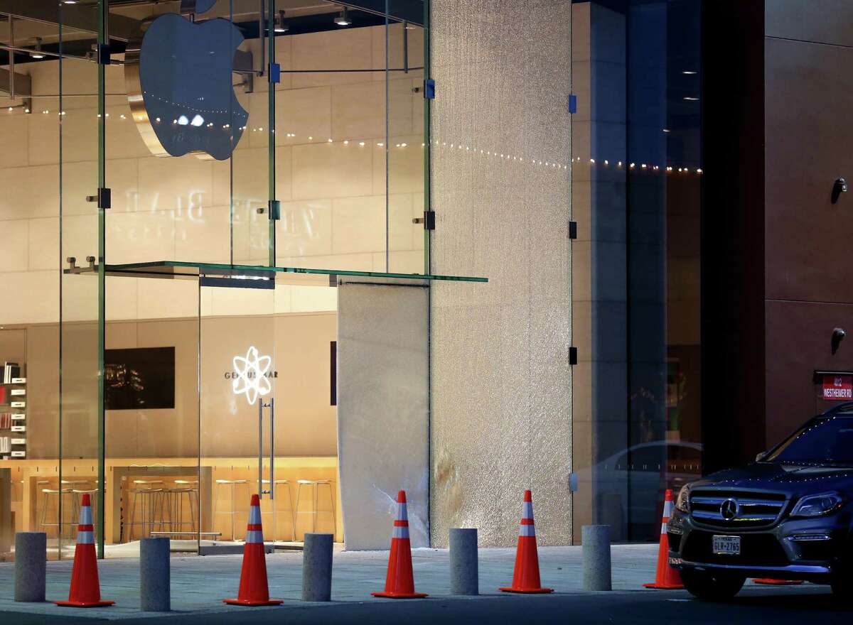 Suspects used a stolen vehicle for a smash and grab at the Apple Store in Highland Village Thursday, June 7, 2018, in Houston. ( Godofredo A. Vasquez / Houston Chronicle )