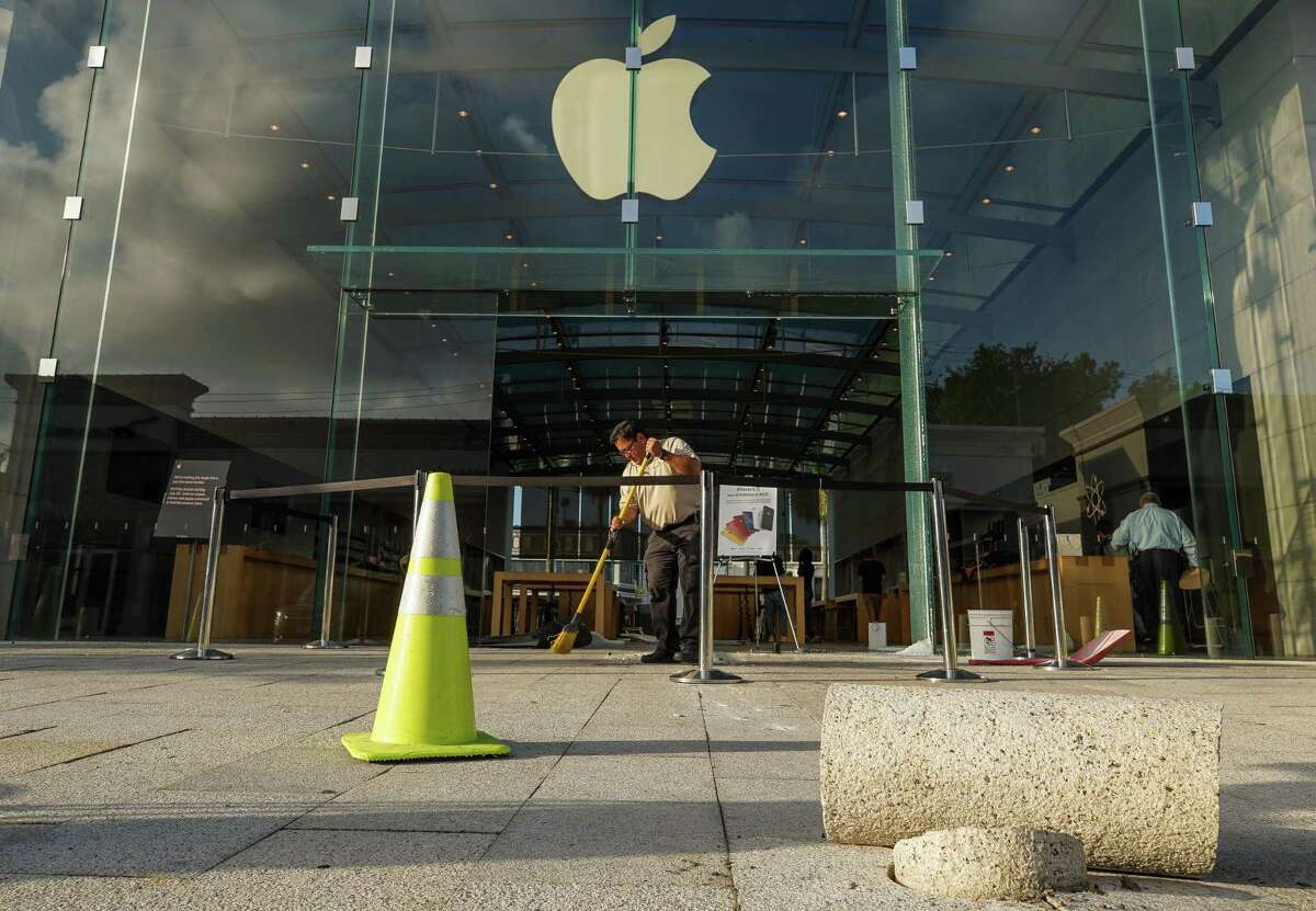 Highland Village Apple Store, closed for remodeling, may get trees