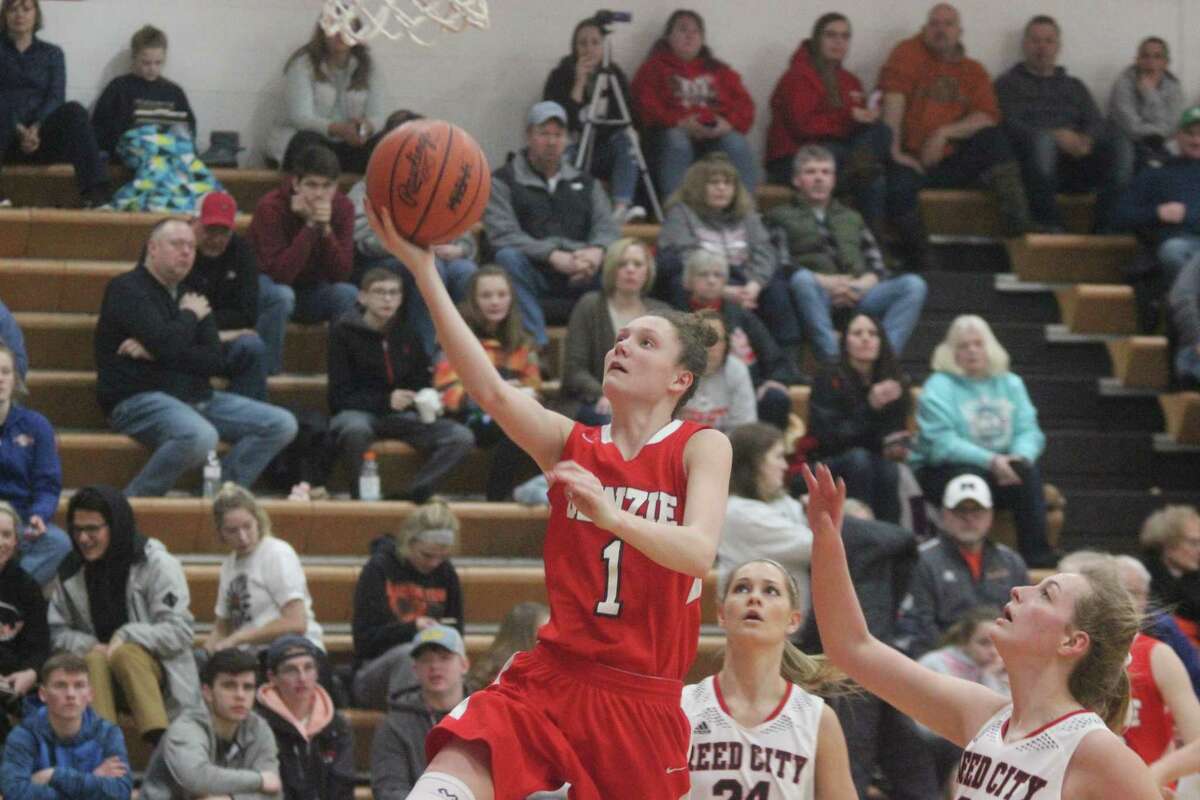 Ellen Bretzke glides to the basket for a layup in transition. (Photo/Robert Myers)