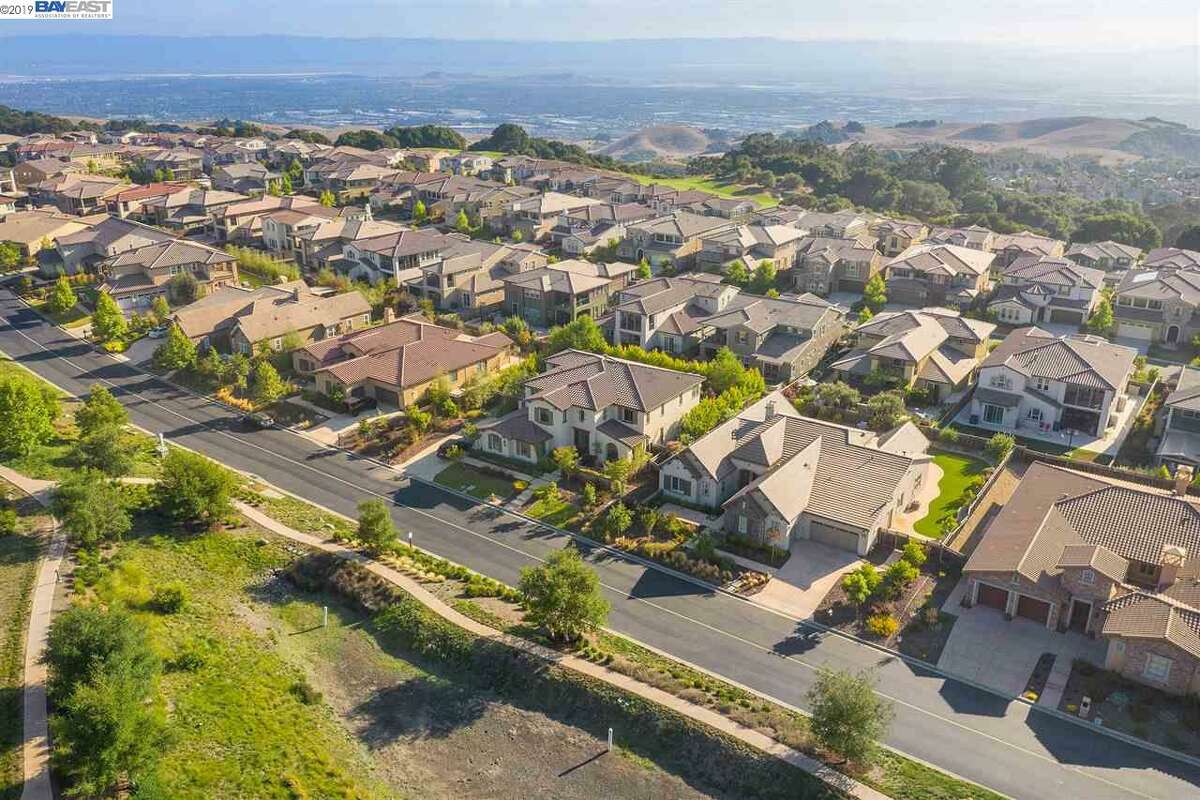 Warriors exec selling Hayward home in exclusive gated community for 1.