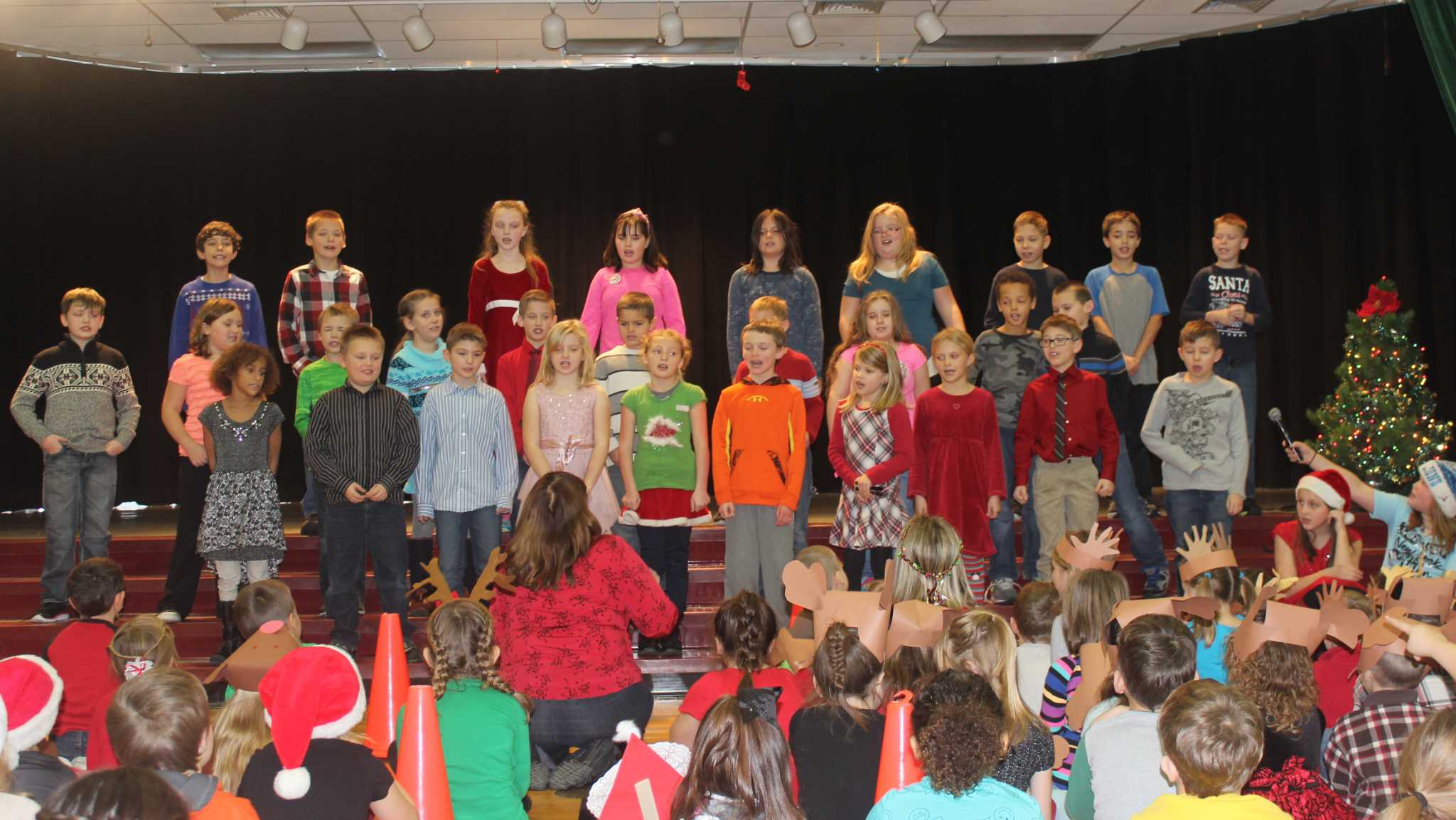 Lake Ann Elementary celebrates Christmas ahead of holiday break