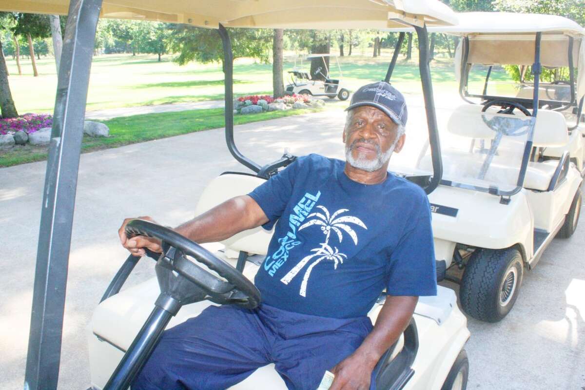 Golf: Jim Tyson gets ready for Marquette Trails Thursday men’s league action. (Pioneer/John Raffel)