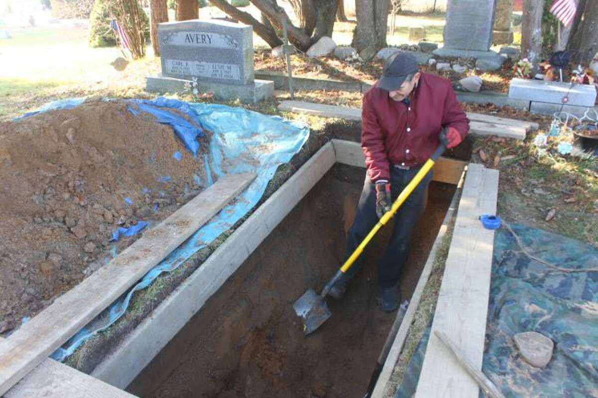 Digging graves by hand a dying art