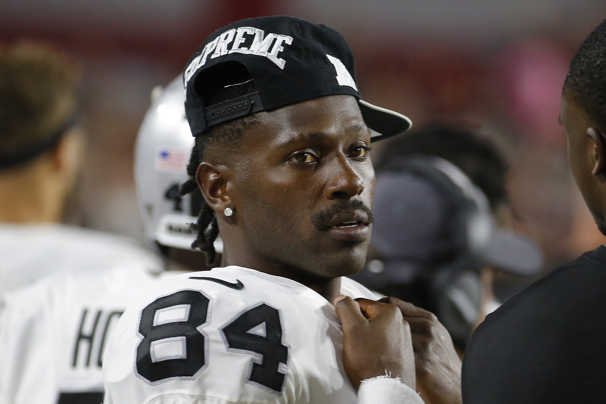 Antonio Brown returns to Raiders camp, doesn't say much; Jon