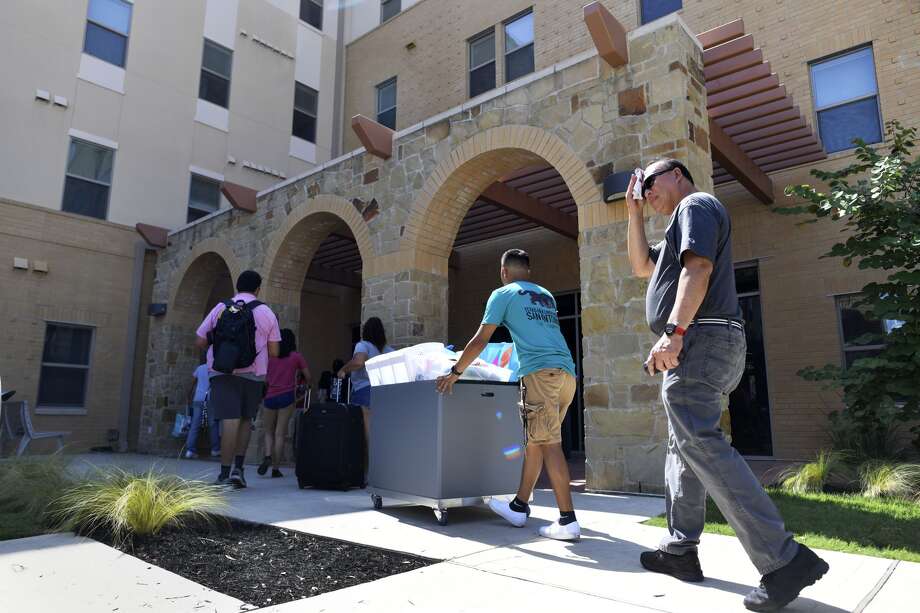 PHOTOS Students began to arrive at Texas A&M UniversitySan Antonio