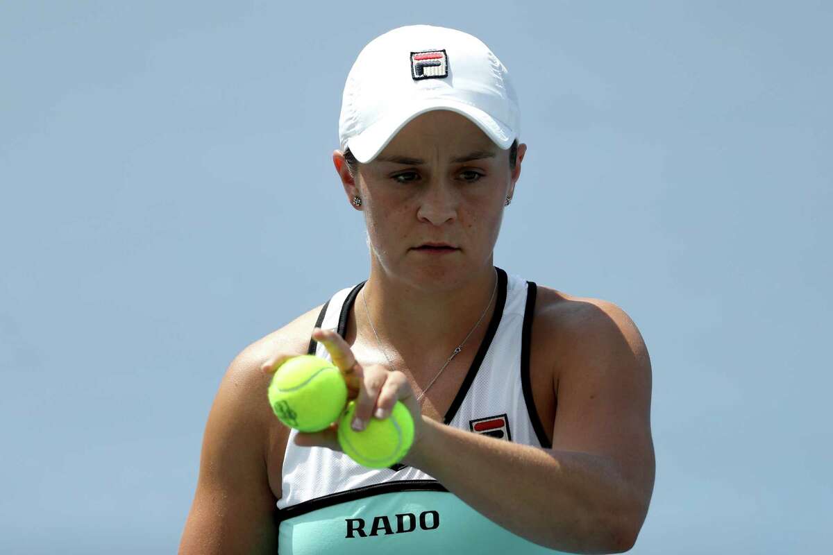 MASON, OHIO - AUGUST 15: Ashleigh Barty of Australia prepares to serve against Anett Kontaveit of Estonia during Day 6 of the Western and Southern Open at Lindner Family Tennis Center on August 15, 2019 in Mason, Ohio. (Photo by Rob Carr/Getty Images)