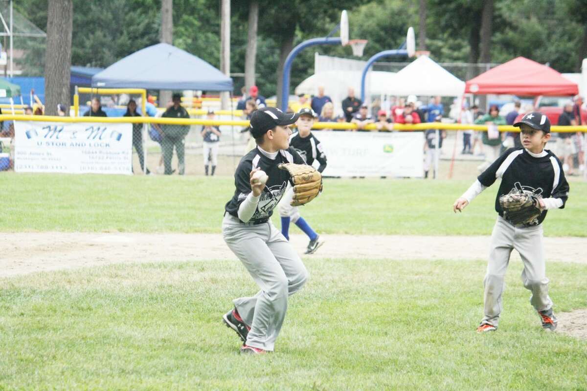 Baseball: Reed City-Evart third baseman Ian Couch gets set to make the throw Saturday in a Minor Division state tournament game. (Herald Review/John Raffel)