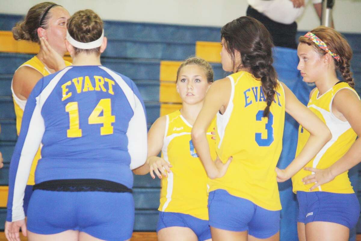 Tabby Turley (center) and her Evart teammates discuss their strategy against Farwell. (Herald Review photo/John Raffel)