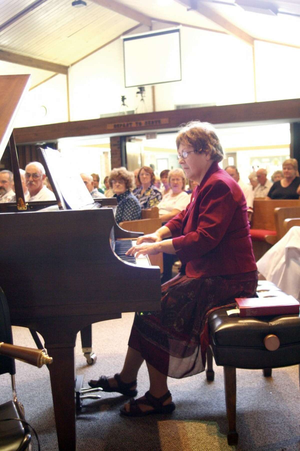 MUSICAL CELEBRATION: Lois Hinkins Stilber, a member of the Rev. George Bennard’s family, plays a song for the audience at the Old Rugged Cross Centennial Celebration on Aug. 10. (Courtesy photo/Dianne Phelps)