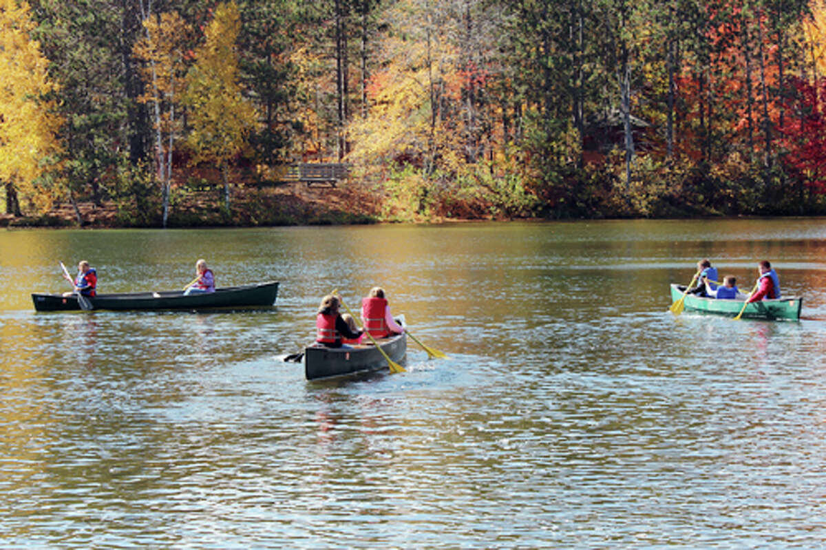 OUTDOOR EXPERIENCE: Fourth grade students in Denise Nelson’s class canoe on the Muskegon River at Spring Hill. The students took a field trip to the camp on Friday.
