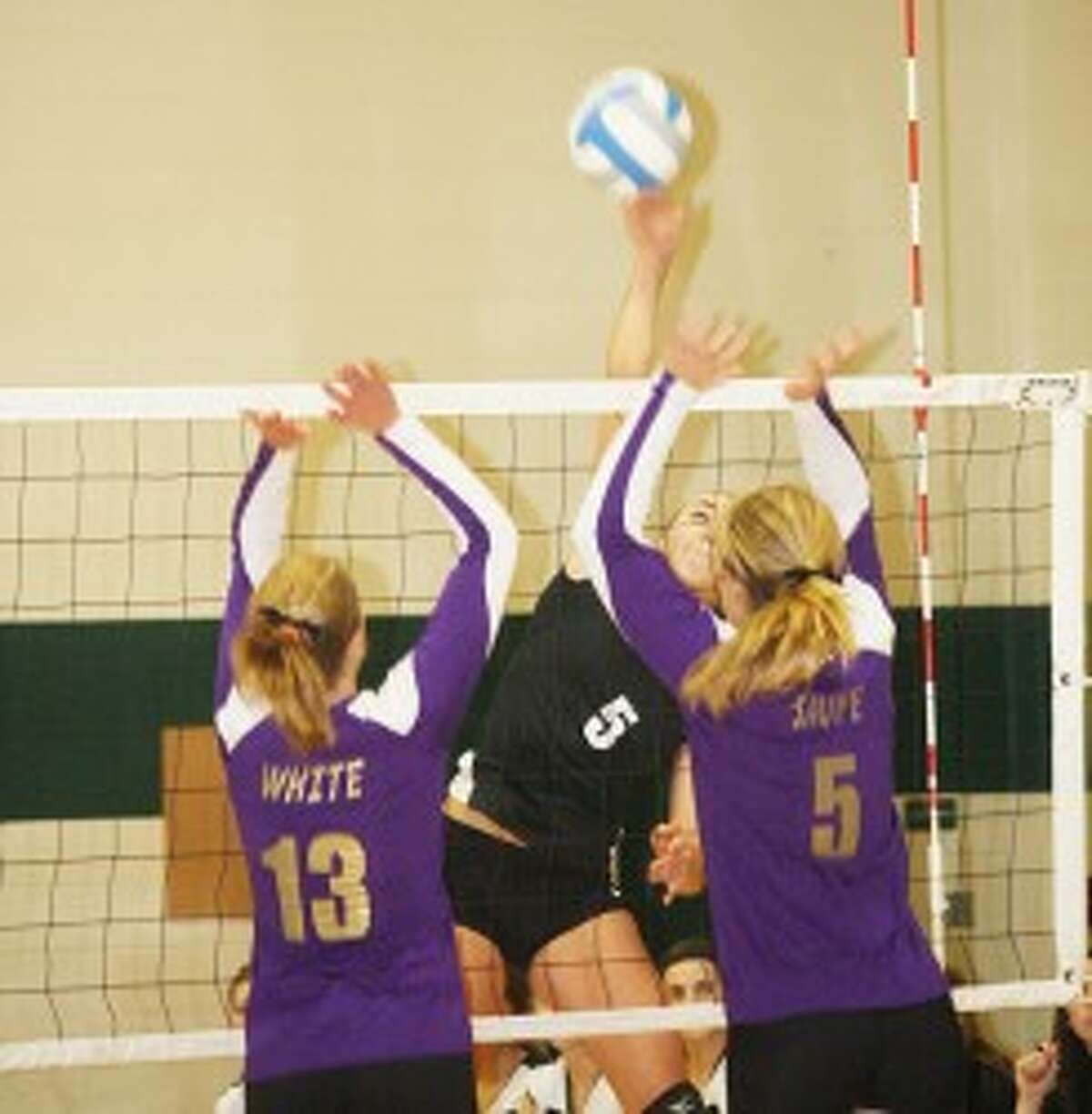 ATTACKING: Reed City's Jacolyn Mullins goes up for an attack against Farwell on Tuesday. (Pioneer photo/John Raffel)