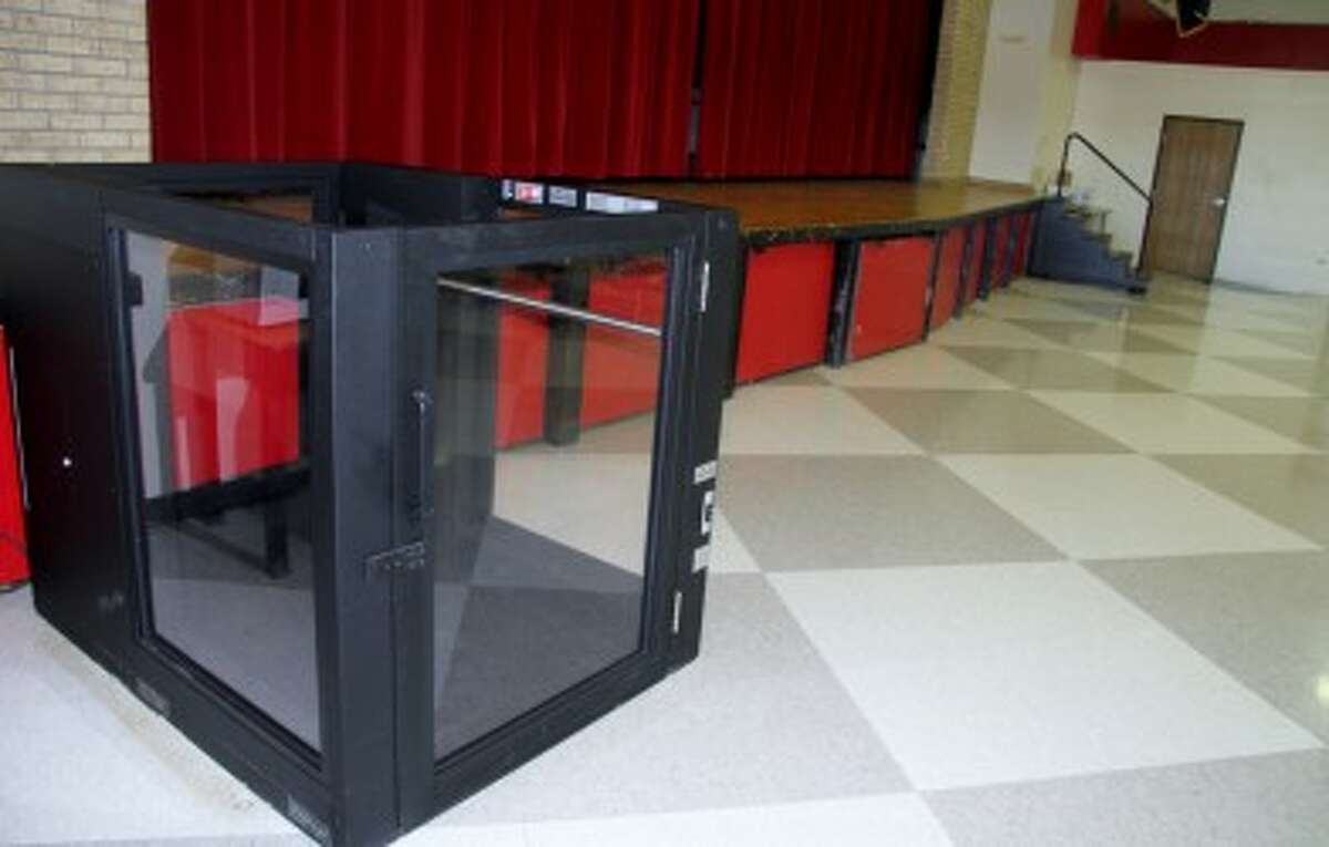 Portable lift in cafeteria