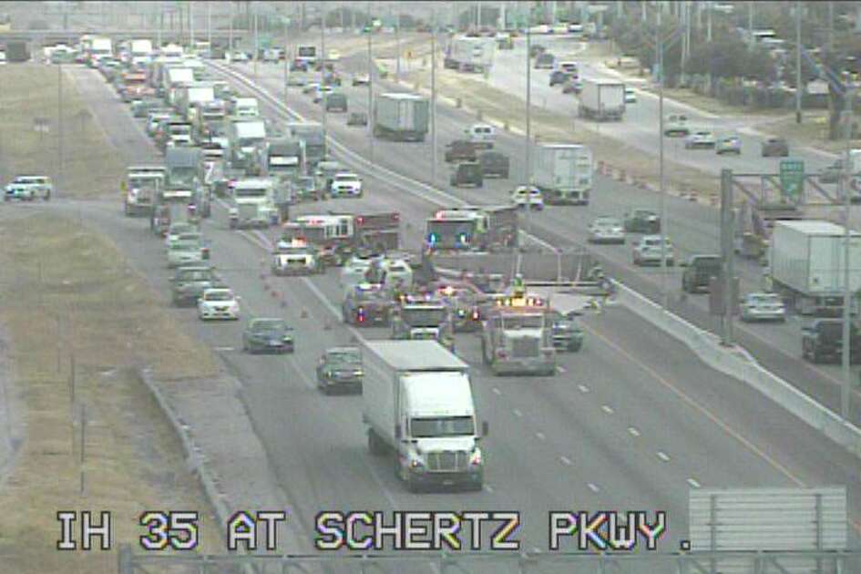 I 35 Southbound Lanes At Schertz Parkway Reopen After 18 Wheeler Accident San Antonio Express News 7931