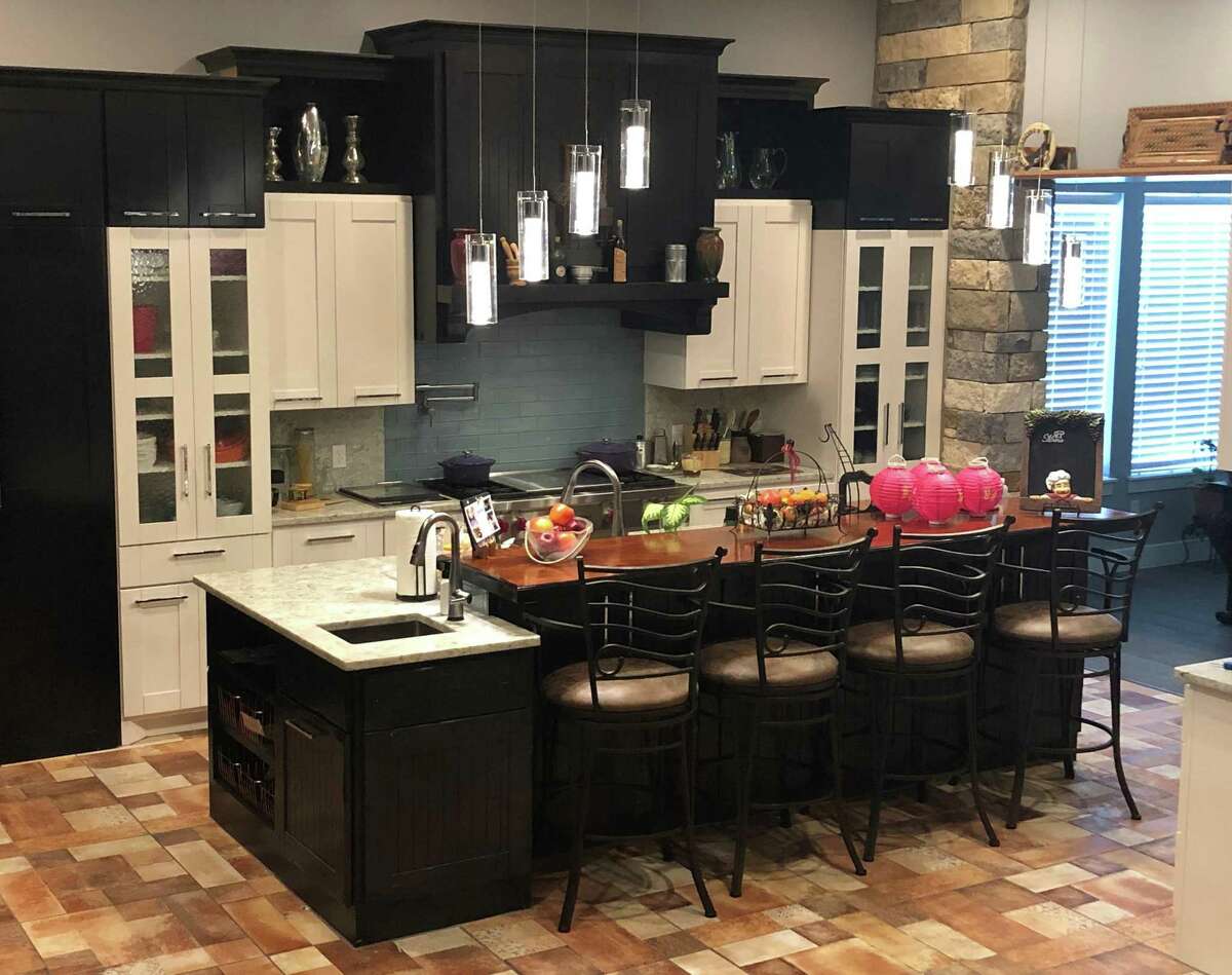 Kitchen cabinet trends: paint ’em and keep ’em closed