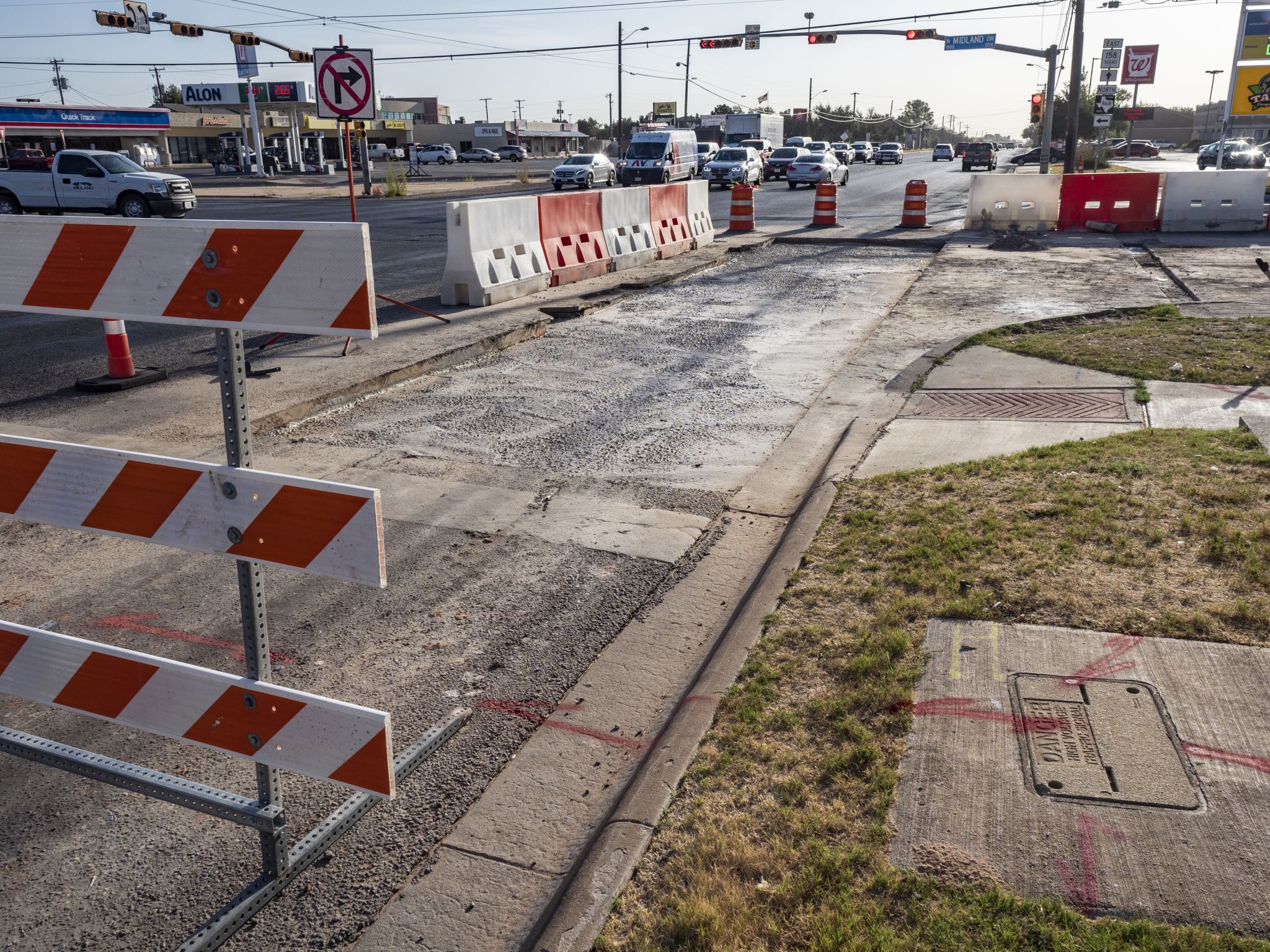 Traffic lanes closed near central Midland HEB