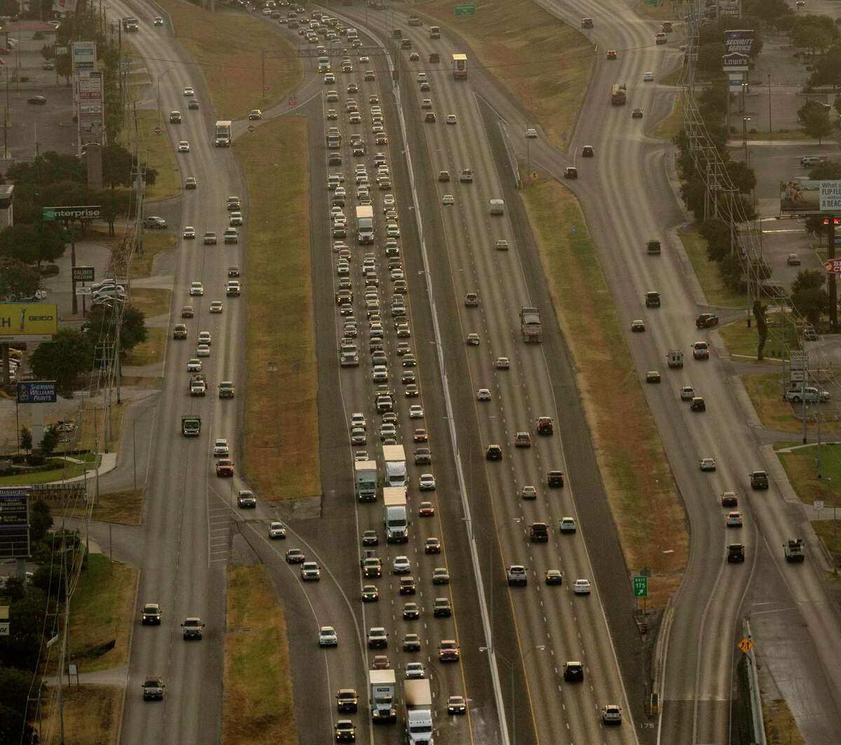 Southbound vehicles fill all the lanes Thursday morning, Aug., 22, 2019 of Interstate 35 on the north side near FM 3009 during morning rush hour. The Texas Department of Transportation has unveiled plans for a 20-mile expansion of I-35 north of Loop 410, including this section, that would make the state?•s busiest stretch of interstate a limited-access, non-tolled, double-decked highway through Selma and Schertz.