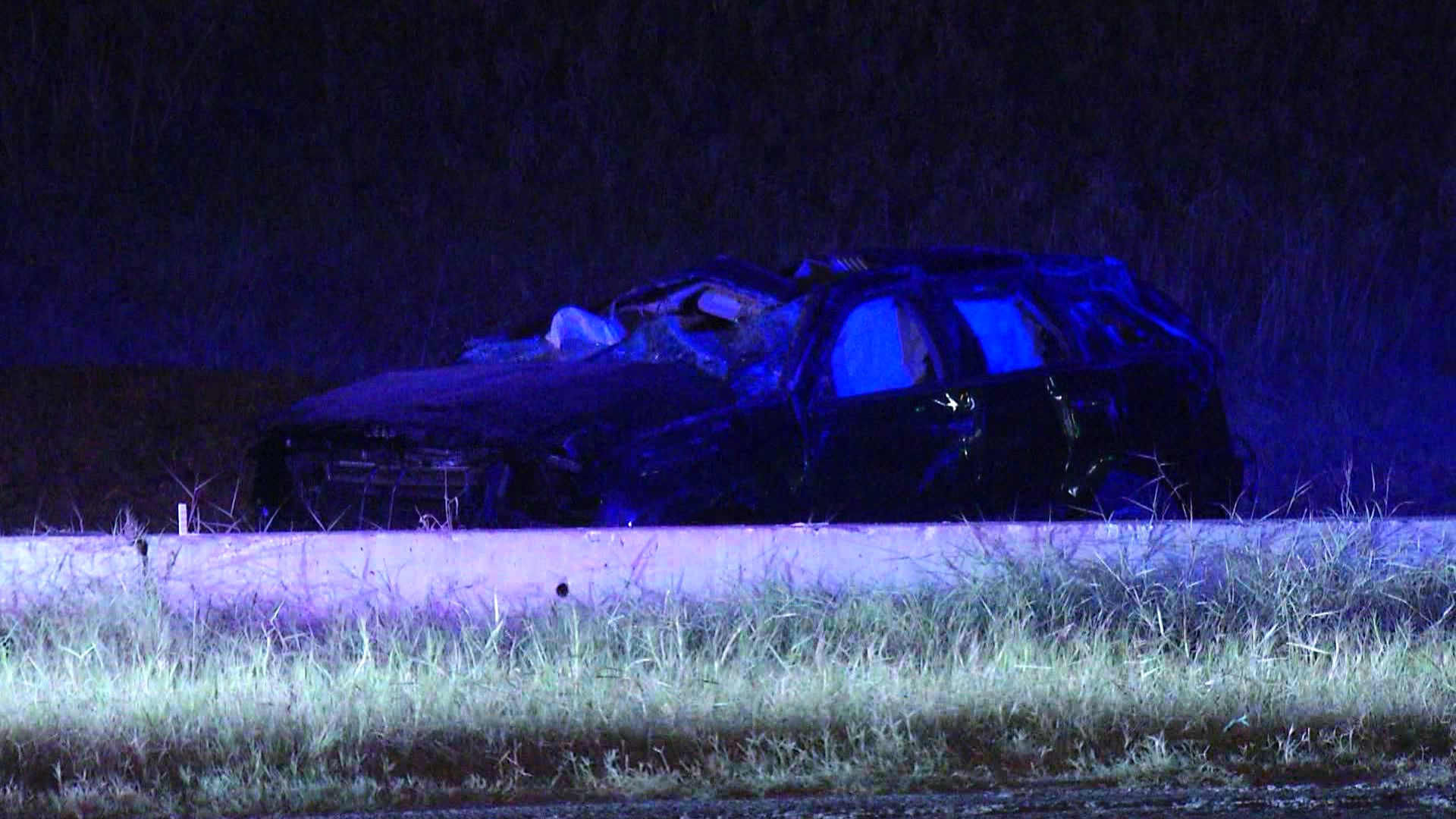 Man ejected from vehicle in rollover crash on Interstate 37 in San Antonio