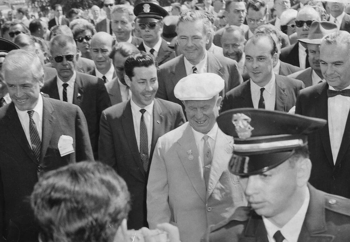 1959年9月21日，戴着白色帽子的尼基塔·赫鲁晓夫将在圣何塞的工厂受到IBM总裁小汤姆·沃森(左)的欢迎