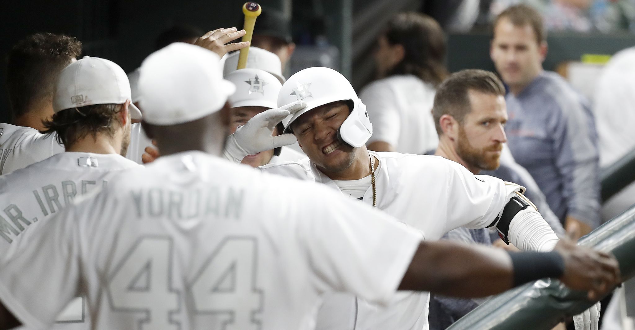 Astros take series opener from Angels