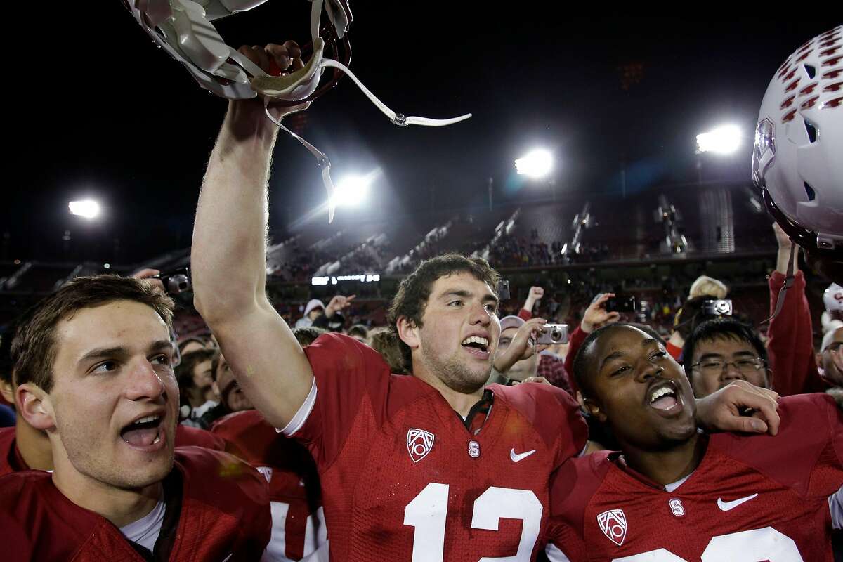 2010年11月27日，周六，斯坦福大学四分卫安德鲁·拉克(中间)在一场NCAA大学橄榄球比赛中以38-0击败俄勒冈州立大学后庆祝。(美联社图片/Paul Sakuma)
