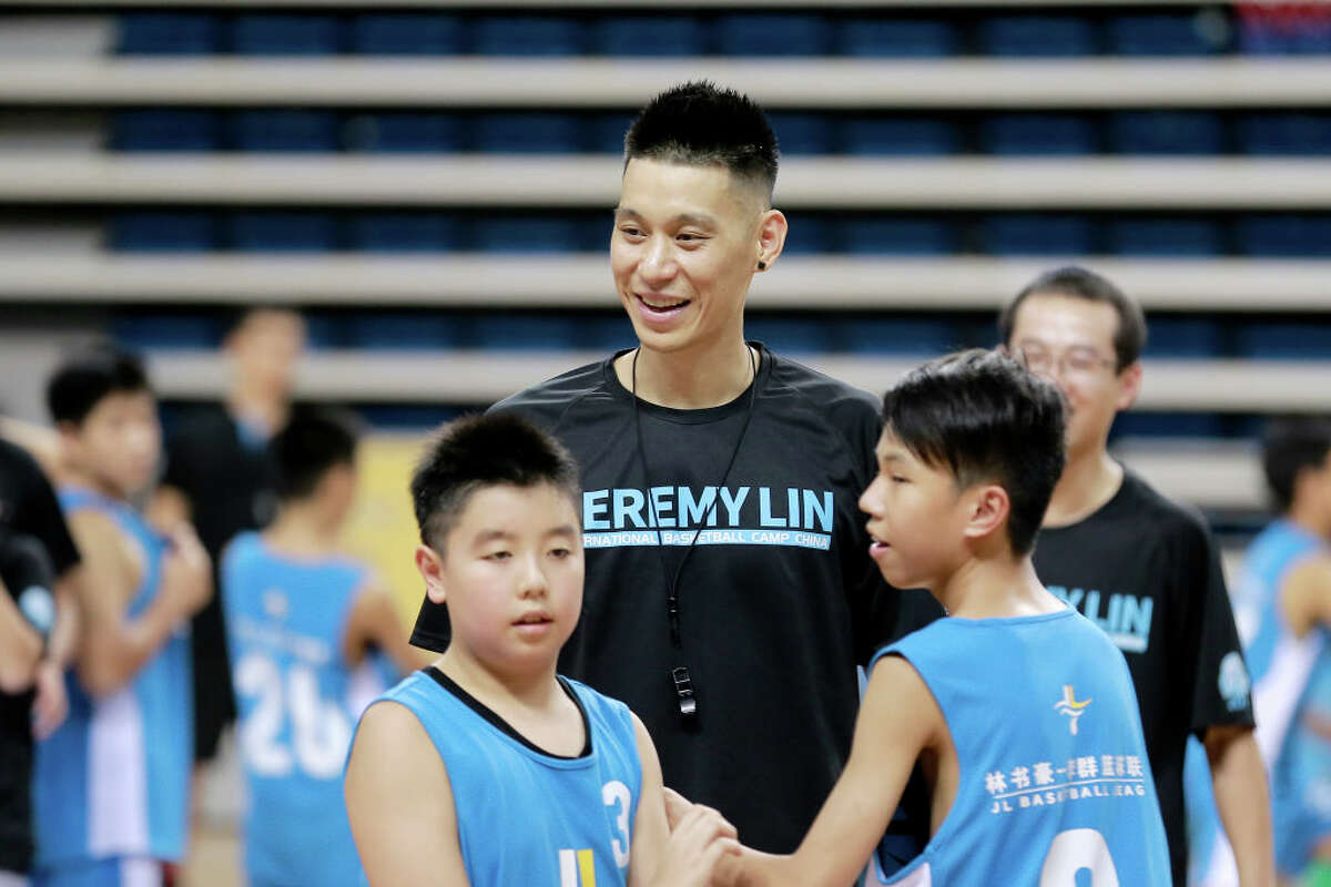 Jeremy Lin rocks vintage Chinese Raptors jersey for Toronto parade