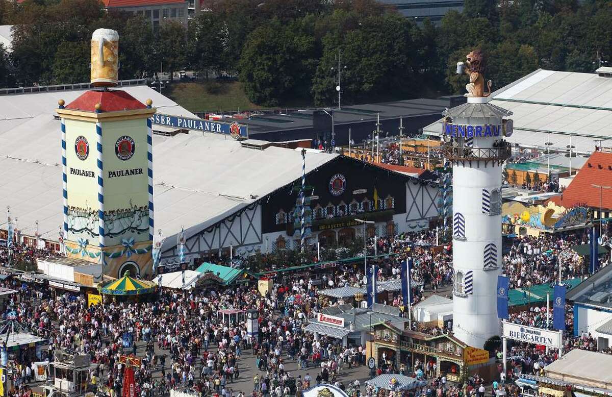 MUNICH, GERMANY - SEPTEMBER 26: A general view during day 8 of the Oktoberfest beer festival on September 20, 2009 in Munich, Germany. (Photo by Johannes Simon/Getty Images)