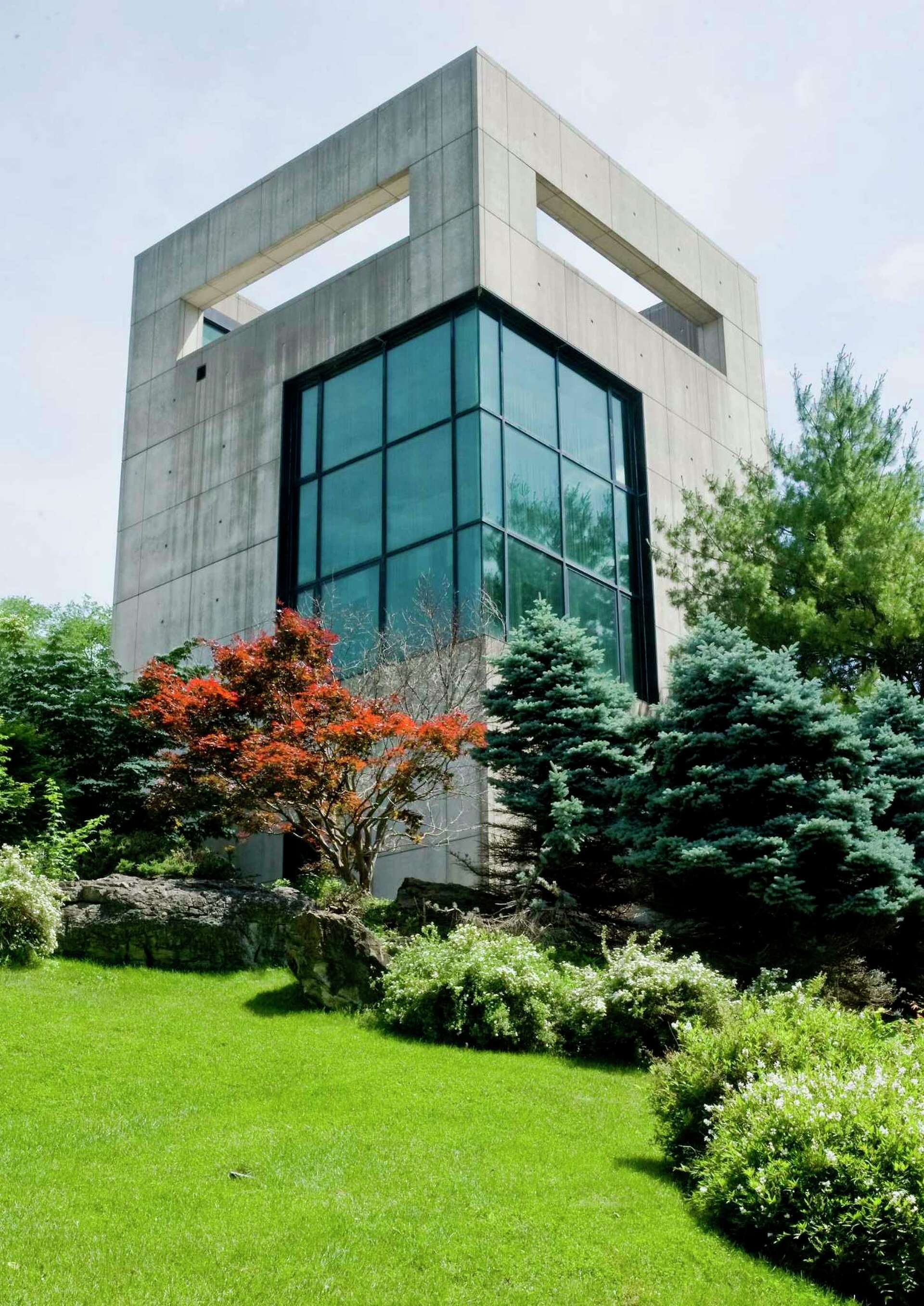 Ridgebury Road mansion on market for $9.75 million