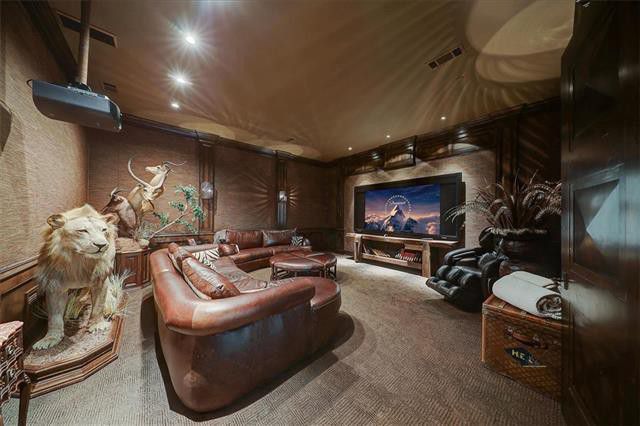 Dallas Mansion Featured In Controversial Photo Lands On