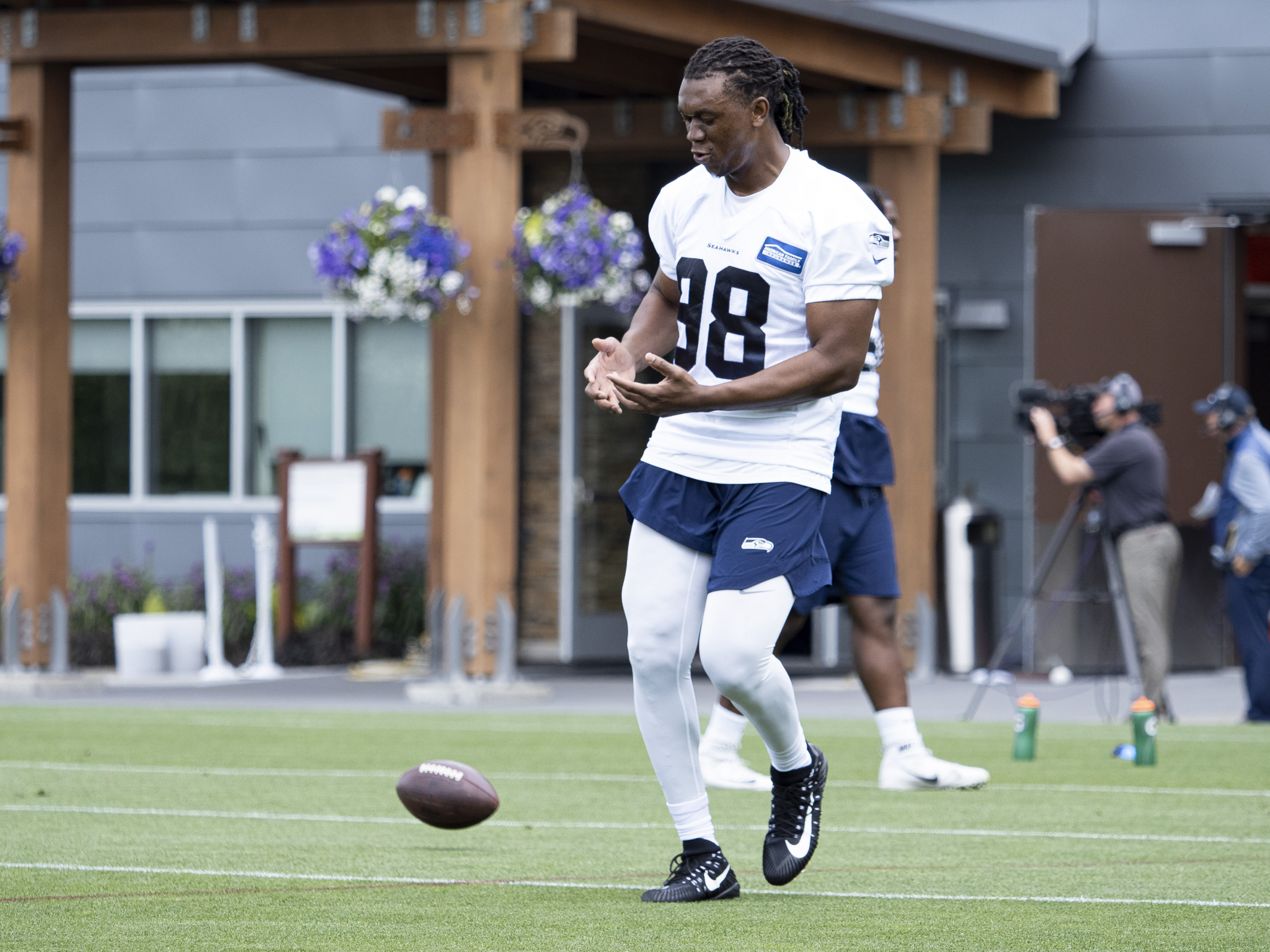 Ziggy Ansah dons cap and gown prior to heading off to NFL draft - Deseret  News