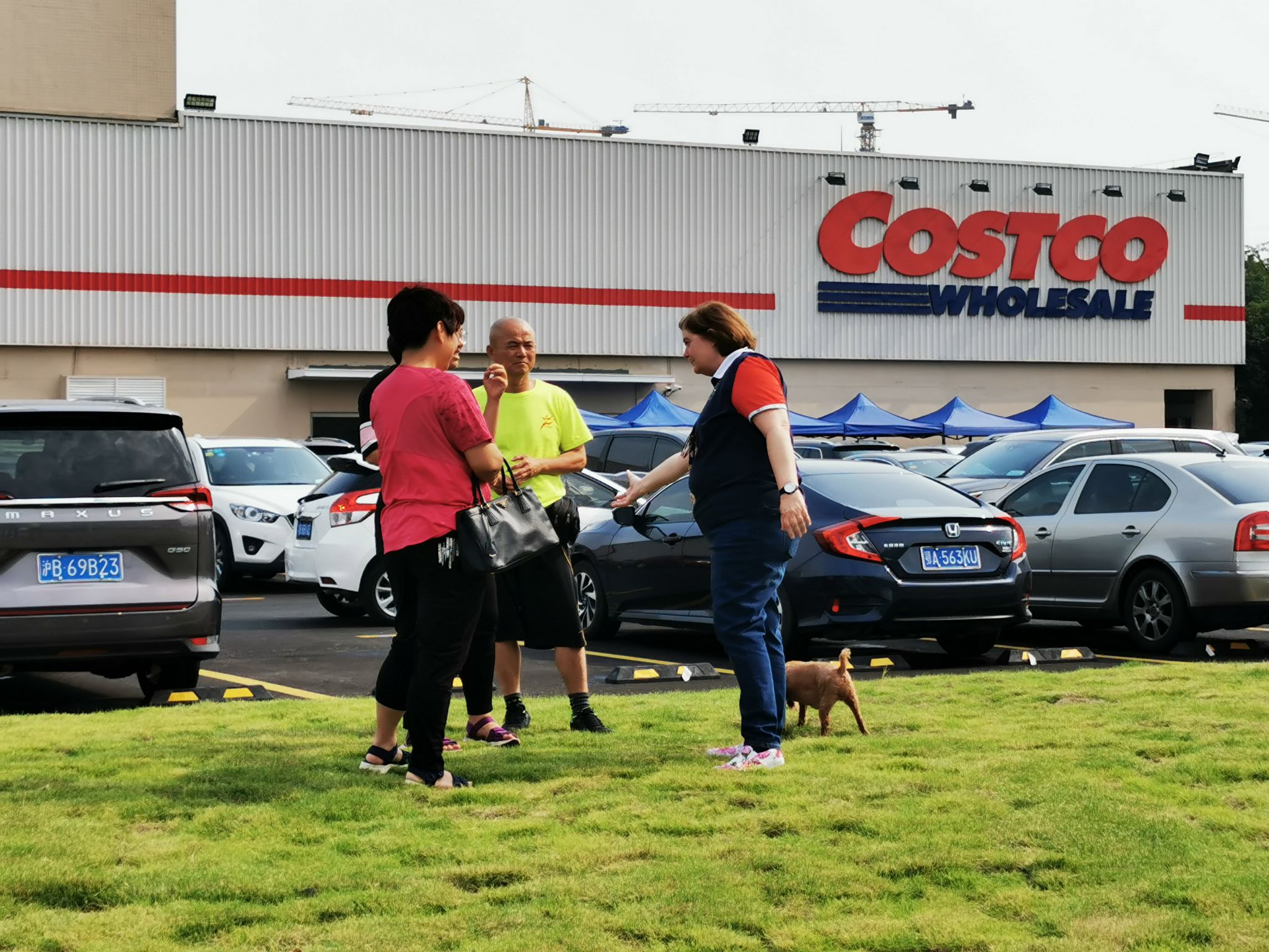 China's first Costco steps up crowd control after chaotic opening day