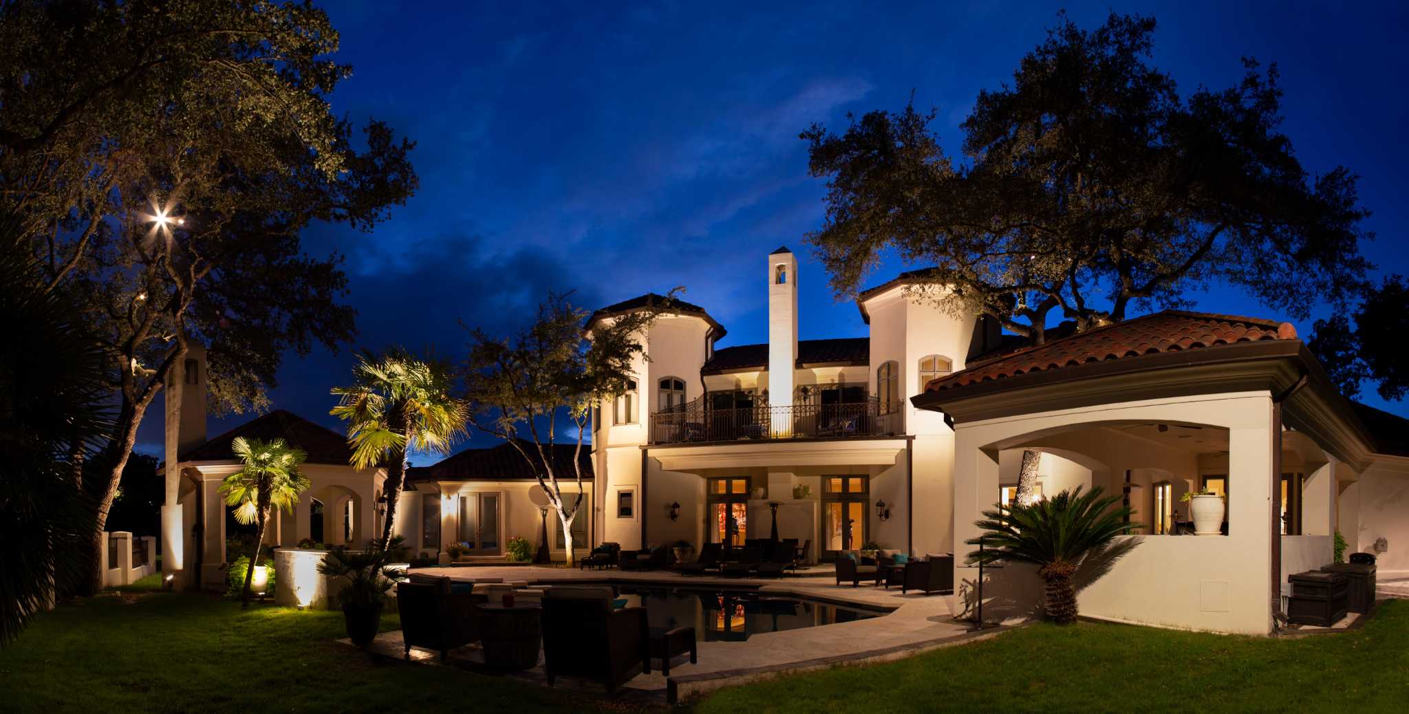 How Outdoor Lighting Can Make Your Yard An Inviting Living