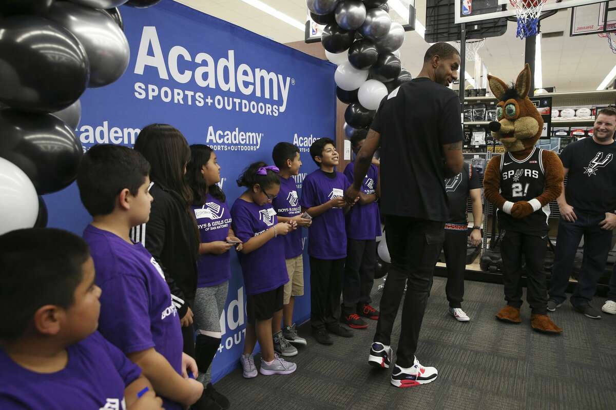 Spurs LaMarcus Aldridge surprises students at the Academy ...