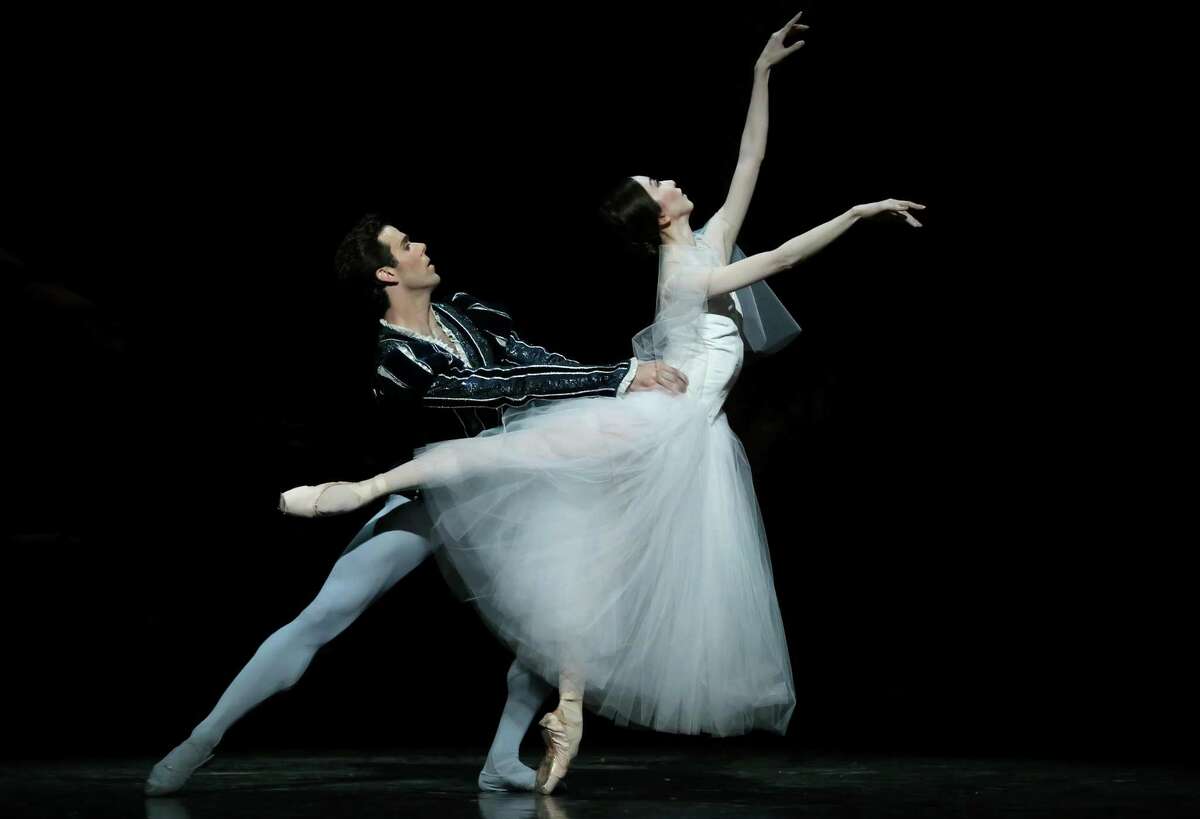 Yuriko Kajiya and Connor Walsh as Giselle and Prince Albrecht in Act II of Stanton Welch's "Giselle."