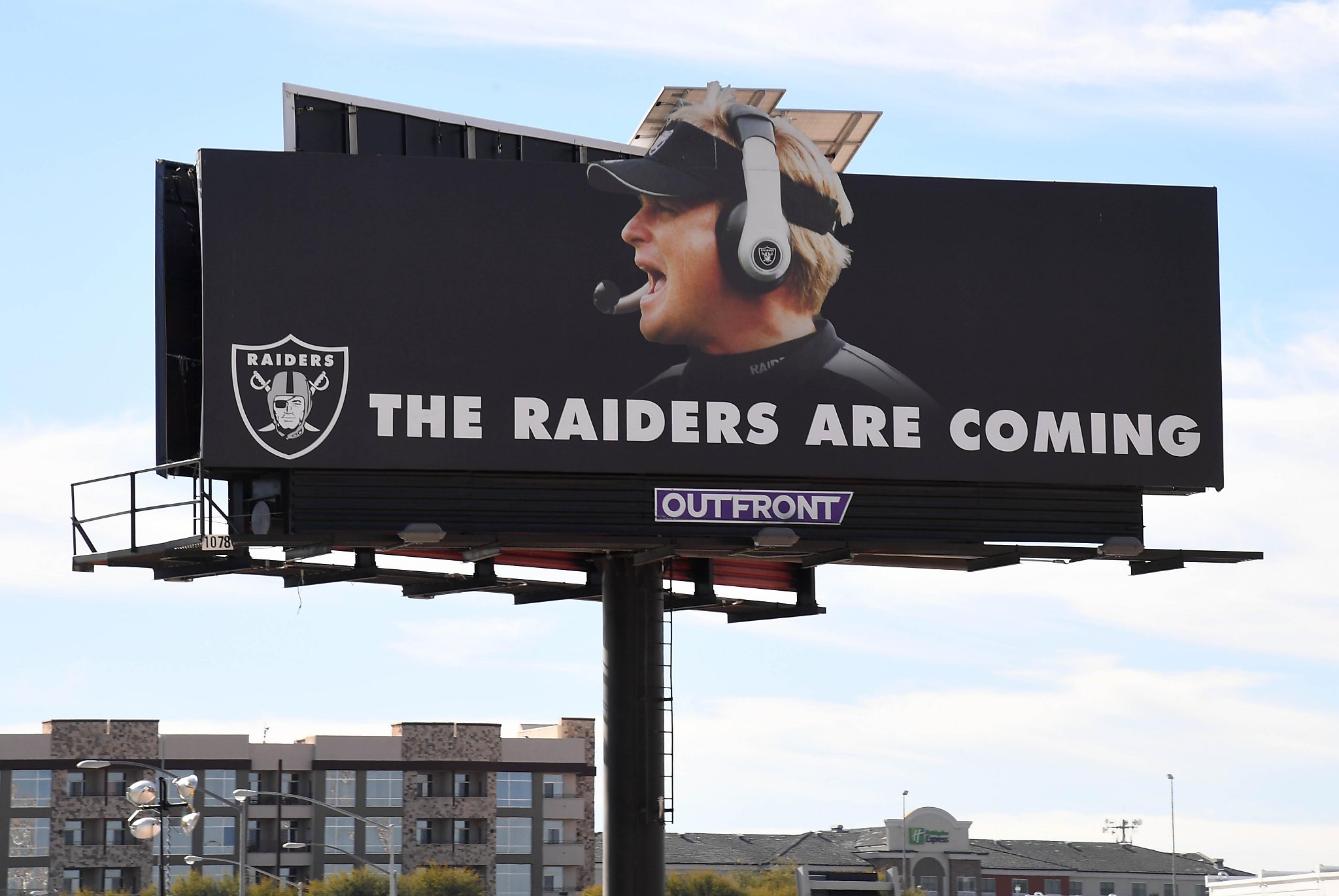 Accidental throwback? Jon Gruden wears an 'Oakland Raiders' hat but changes  at halftime