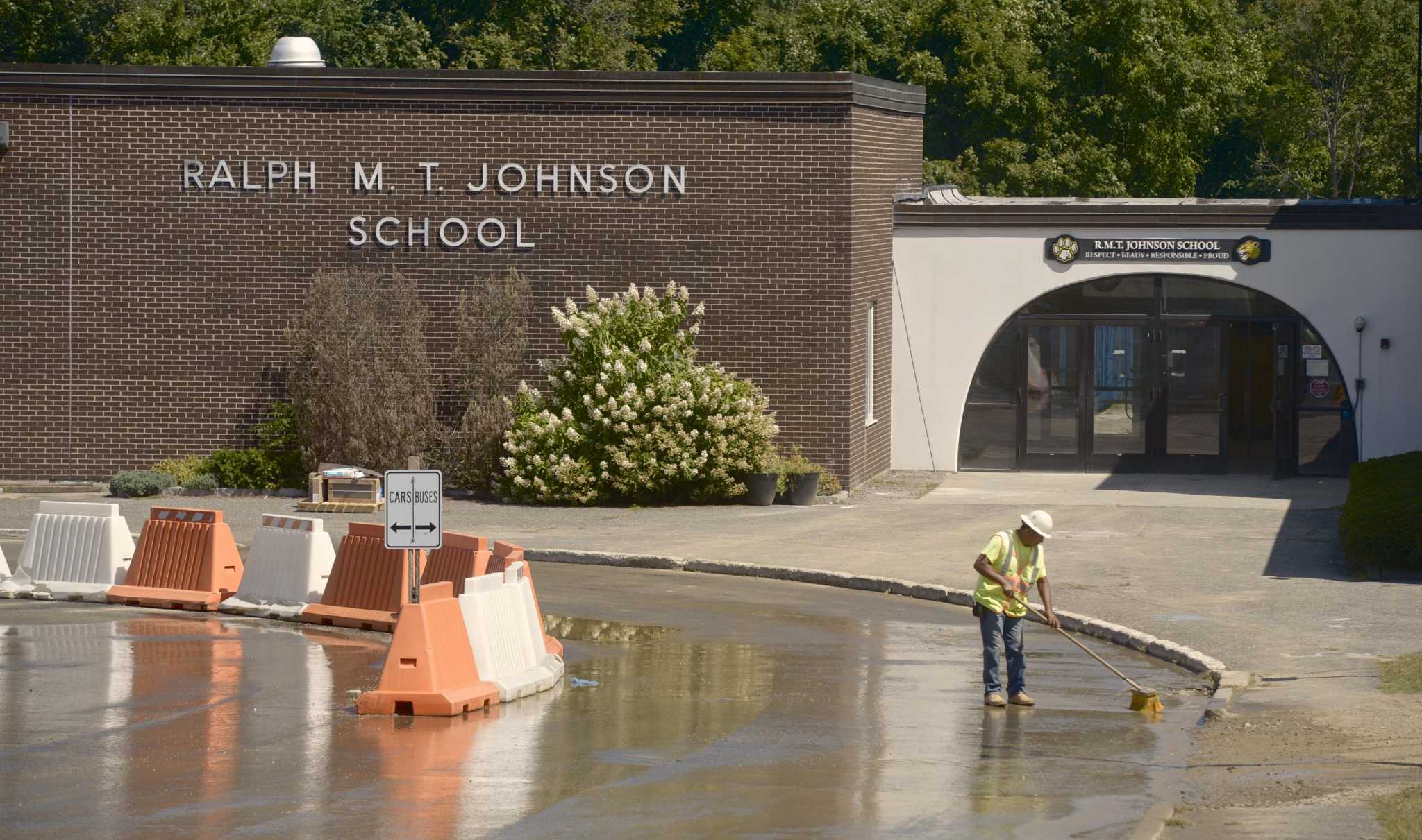 Bethel elementaryschool students in buildings under renovation