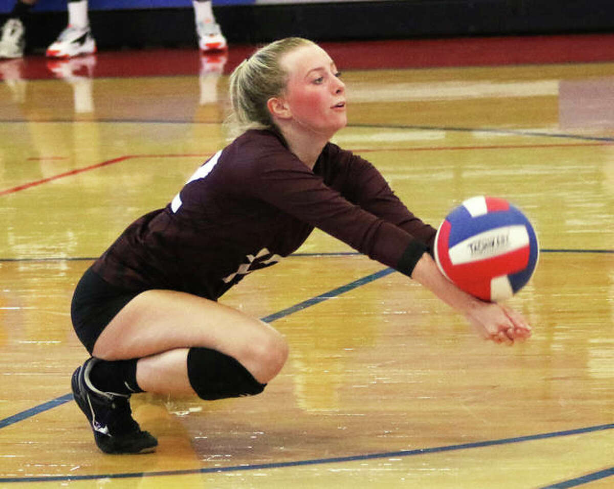EA-WR’s Jillian Barber goes to the court to receive a serve during last week’s Roxana Tourney. The Oilers were in Piasa on Tuesday night and avenged a tourney loss by beating Southwestern in three sets.
