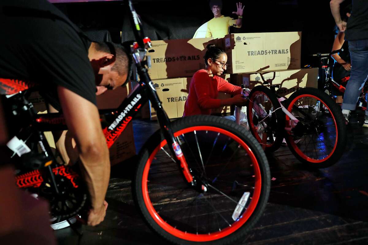 49ers Build Bikes for Kids