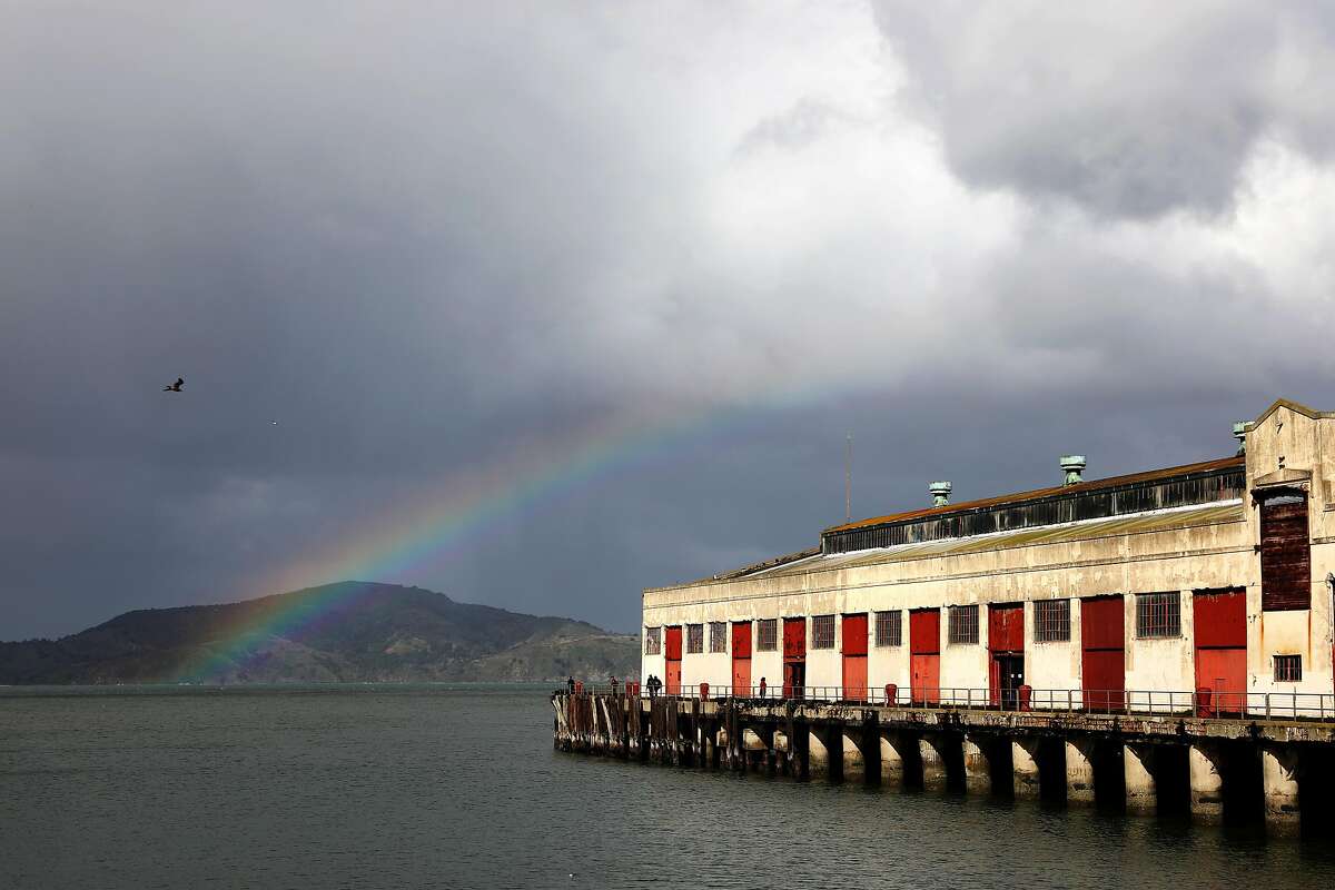 2019年2月2日，周六，在美国加利福尼亚州旧金山，一道彩虹出现在梅森堡外。预计湾区的降雨将持续到周二。登录必赢亚洲