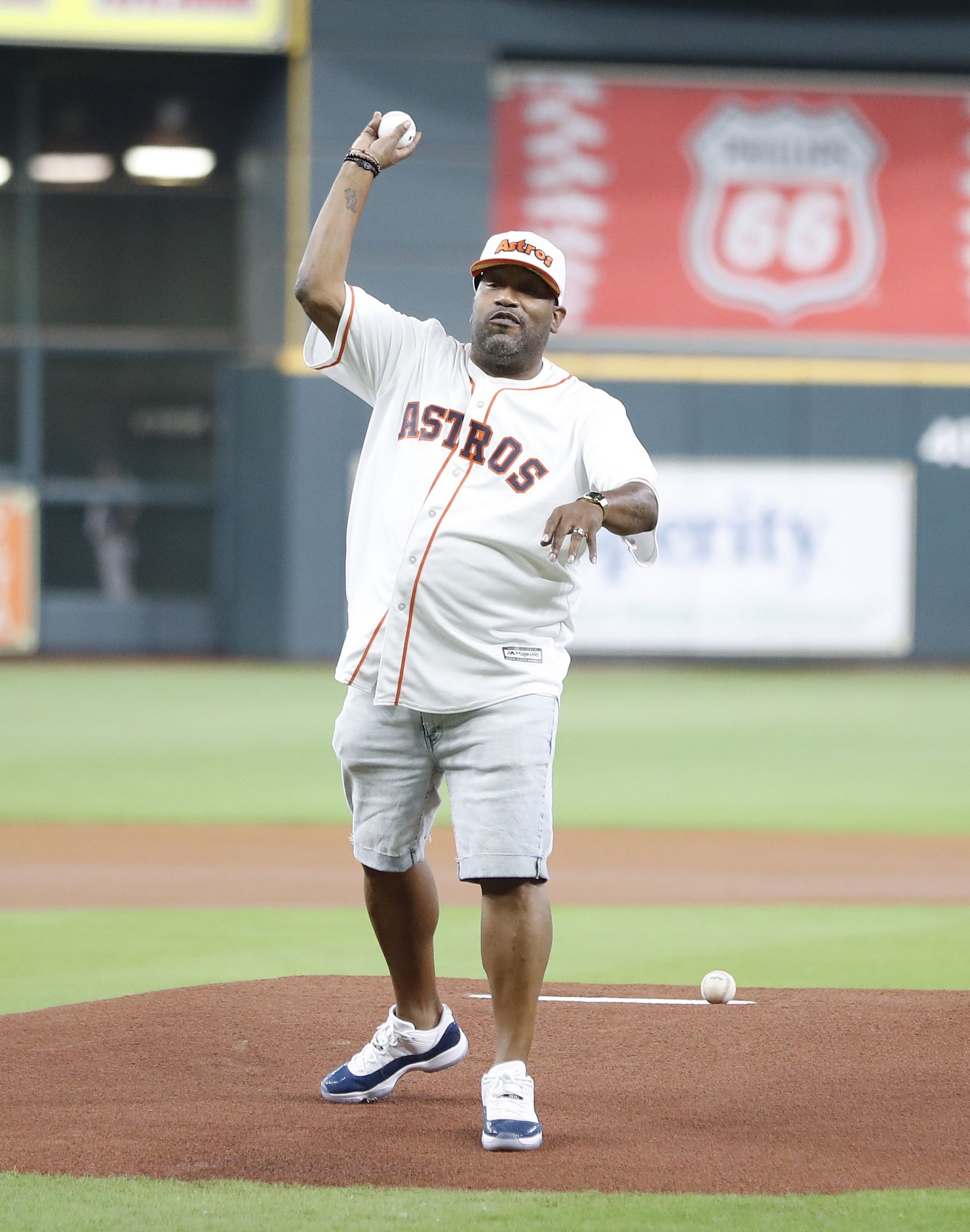 Celebs, former Astros throwing out first pitches before ALCS