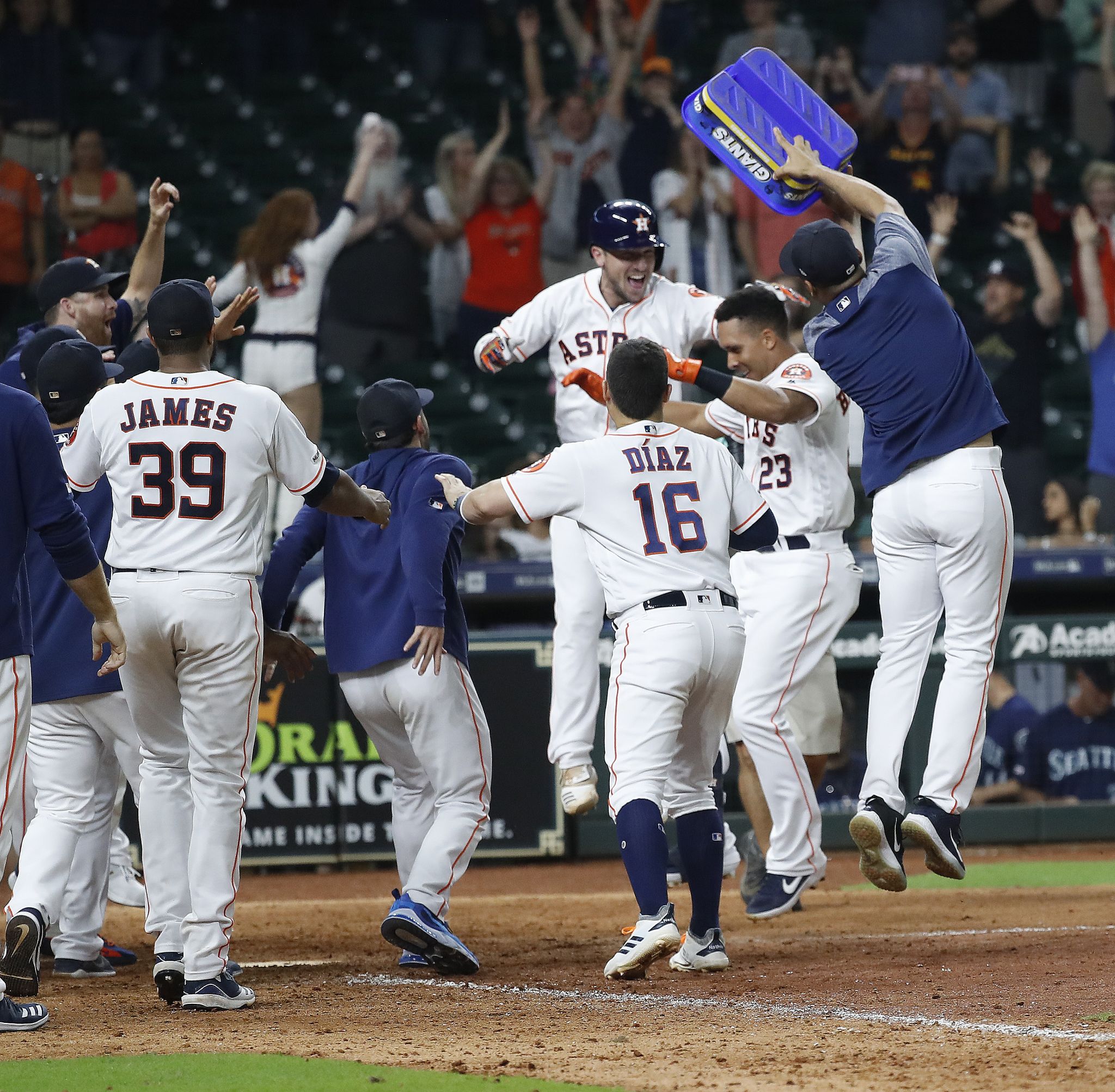 Michael Brantley, Astros rally for walkoff win over Mariners in 13 innings