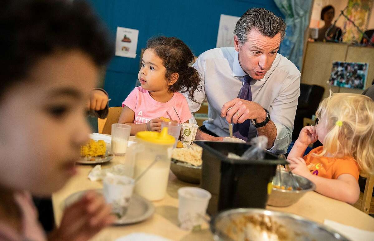 Gavin Newsom visits with children during lunch at the UCLA's Early Care and Education Center at University Village in Los Angeles on September 26, 2018. (Brian van der Brug/Los Angeles Times/TNS)