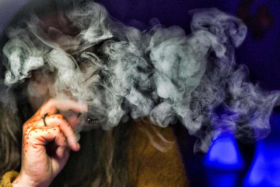 REPORT - In this photo of Saturday, December 22, 2018, a woman takes a puff of a cannabis vape pen in Los Angeles. On Friday, September 6, 2019, the US health authorities again urged people to stop vaping until they know why some suffer from serious respiratory illnesses. & Nbsp; Photo: Richard Vogel, Associated Press