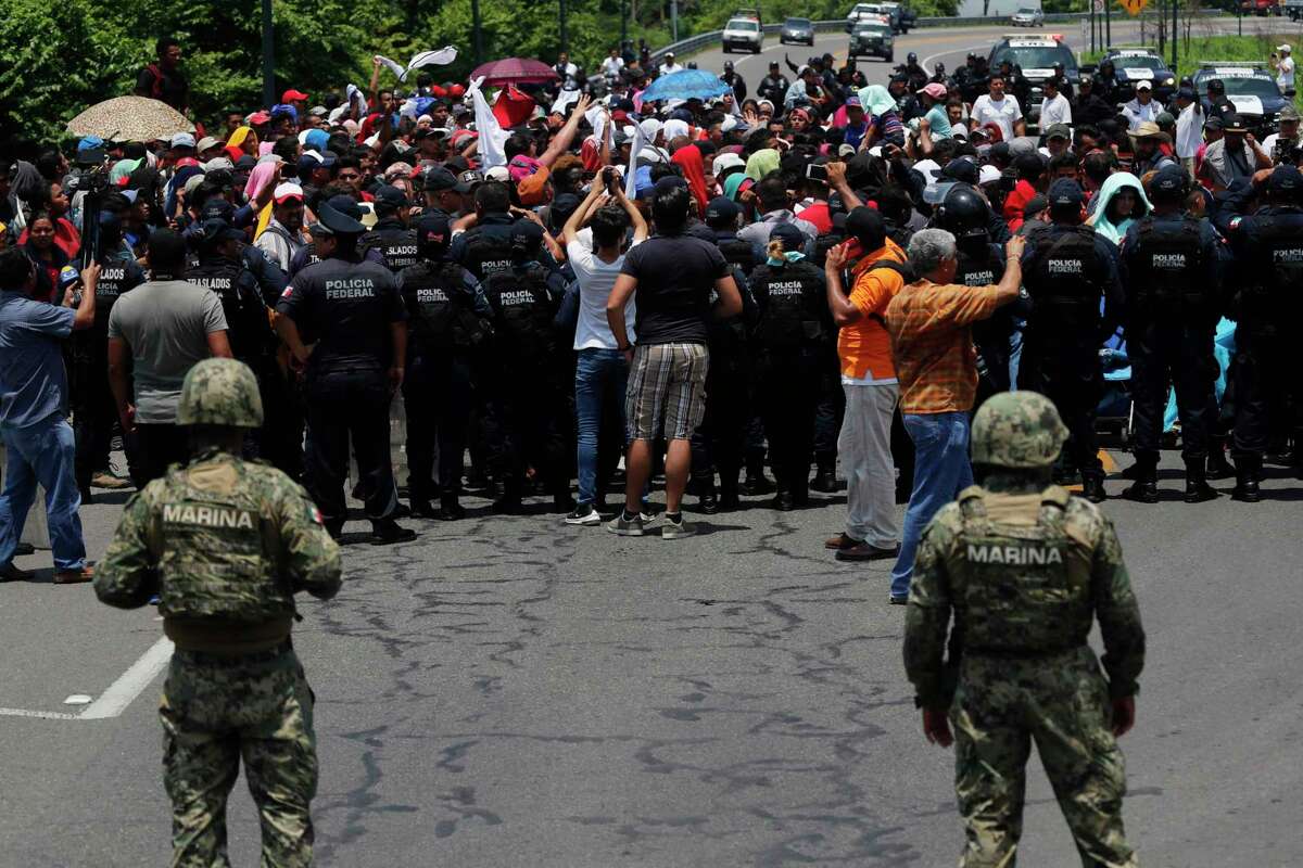 En esta imagen de archivo, tomada el 5 de junio de 2019, las autoridades mexicanas frenan a una caravana de migrantes que había cruzado la frontera desde Guatemala, cerca de Metapa, en el estado de Chiapas, México. México cree haber cumplido su pacto migratorio con EEUU, pero activistas denuncian acoso a unos migrantes cada vez más desesperados.