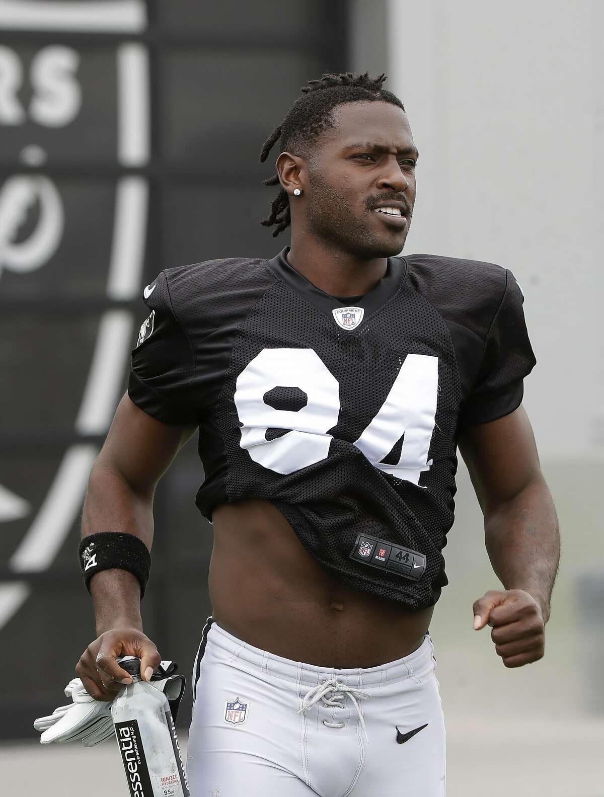 Antonio Brown appears to take swipe at Derek Carr, tweets ...