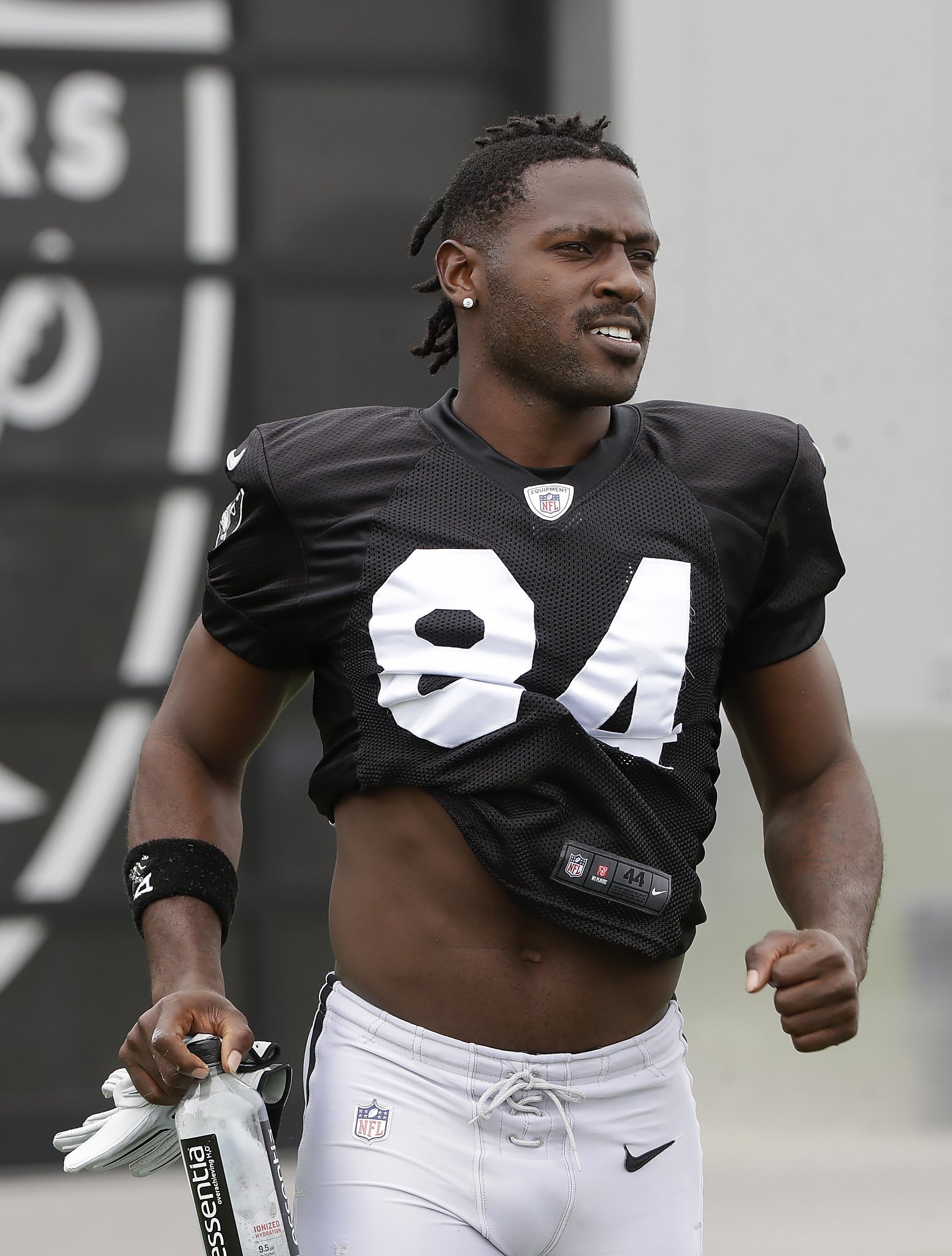 Antonio Brown Appears To Take Swipe At Derek Carr Tweets