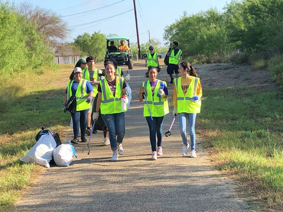 Cerca de 400 voluntarios unieron sus fuerzas y limpiaron el Arroyo Chacón el sábado por la mañana.